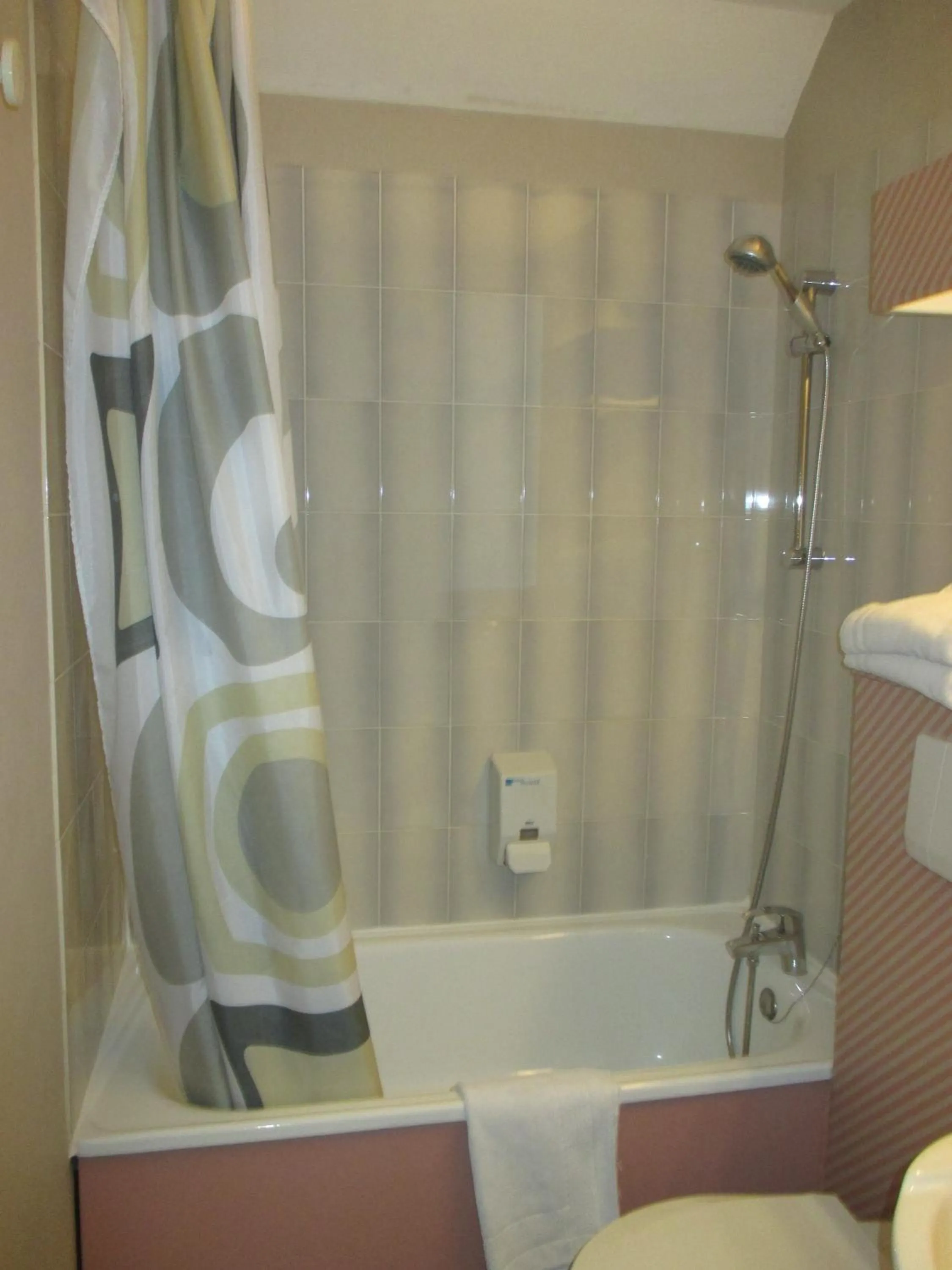 Bathroom in Contact Hôtel Come Inn