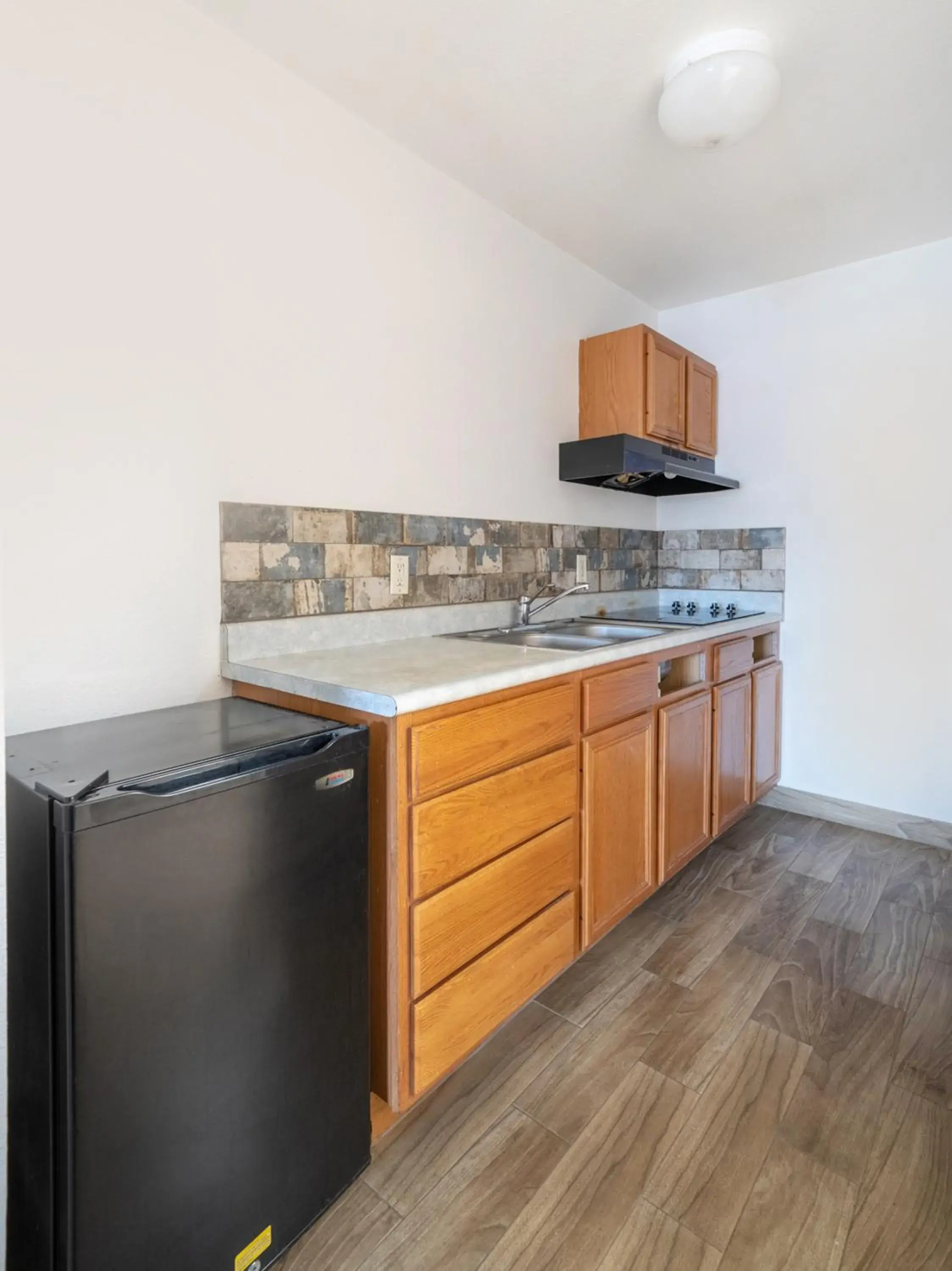 Kitchen or kitchenette, Kitchen/Kitchenette in OYO Hotel San Antonio near AT&T Center