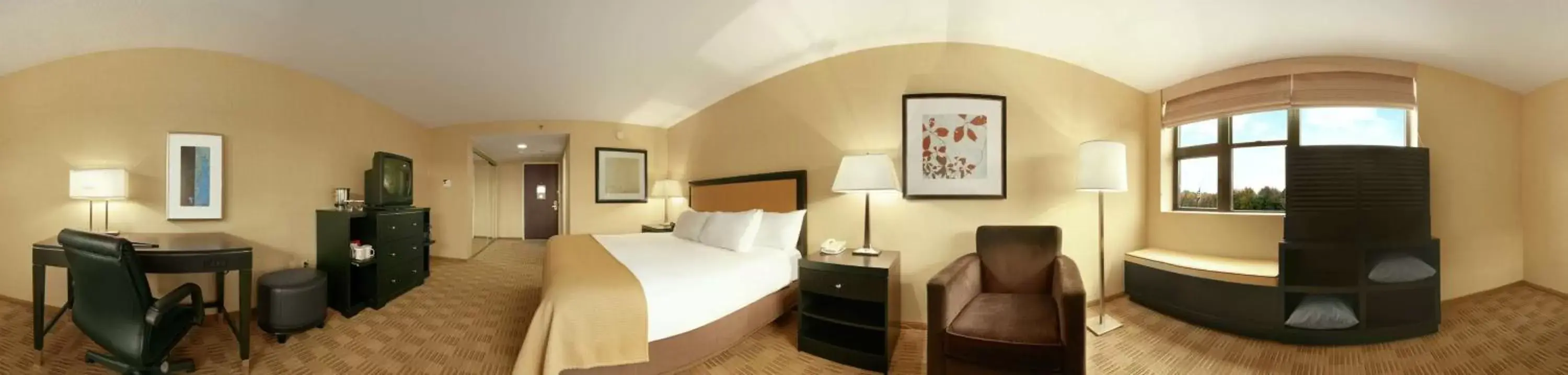 Bedroom, Restaurant/Places to Eat in The Saratoga Hilton