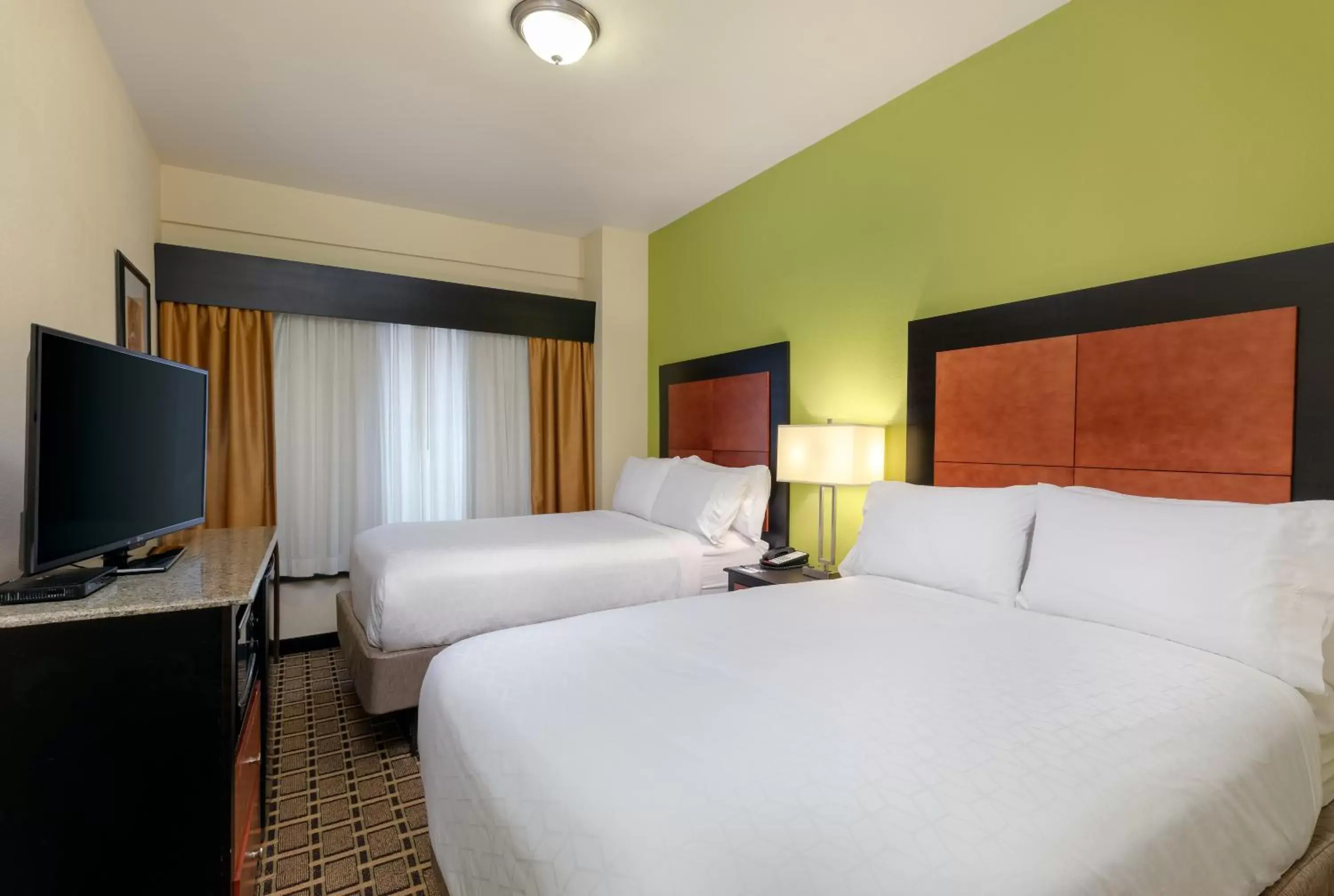 Bed in Holiday Inn Express & Suites - Atlanta Downtown, an IHG Hotel