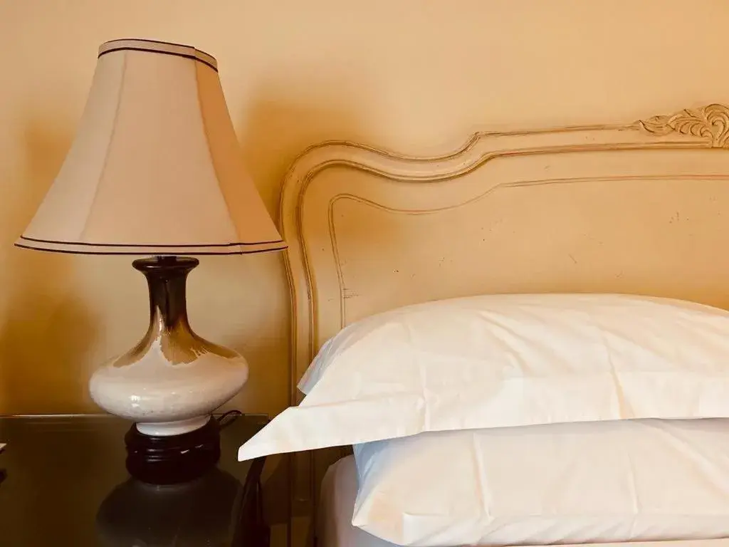 Bed in Le Bouchon Brasserie & Hotel