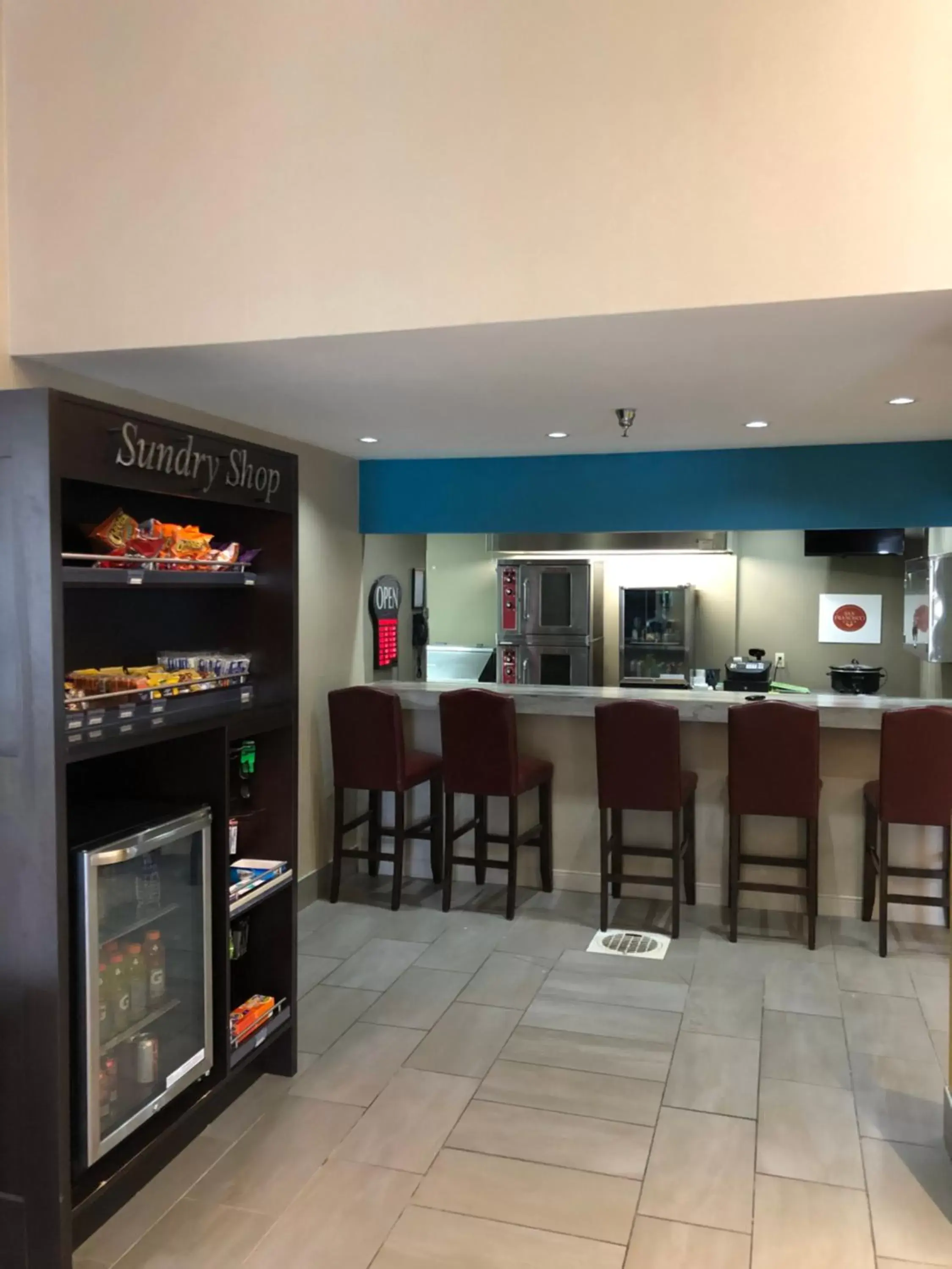 Lounge or bar, Restaurant/Places to Eat in Greenstay Inn & Suites Court View