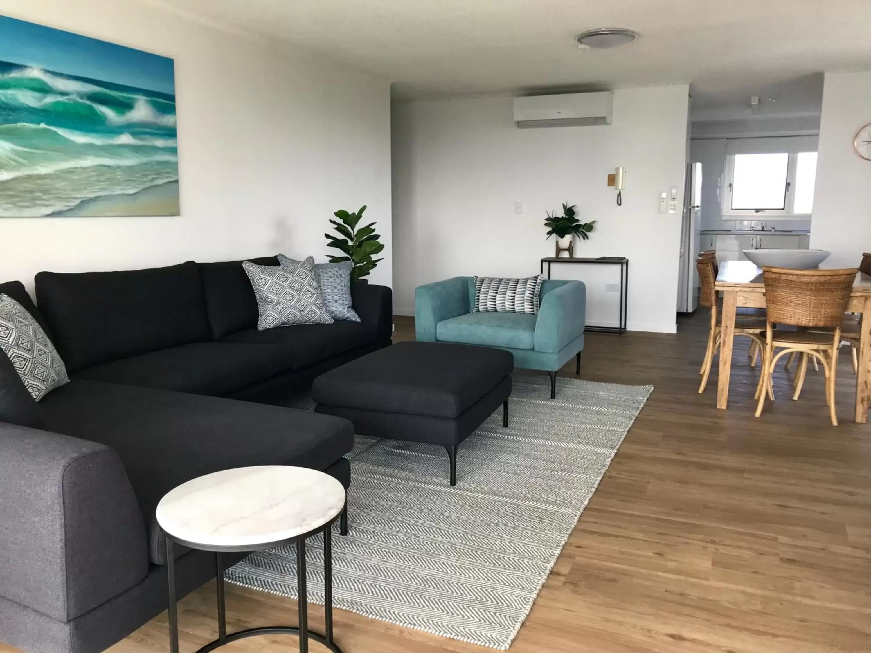 Photo of the whole room, Seating Area in Solnamara Beachfront Apartments