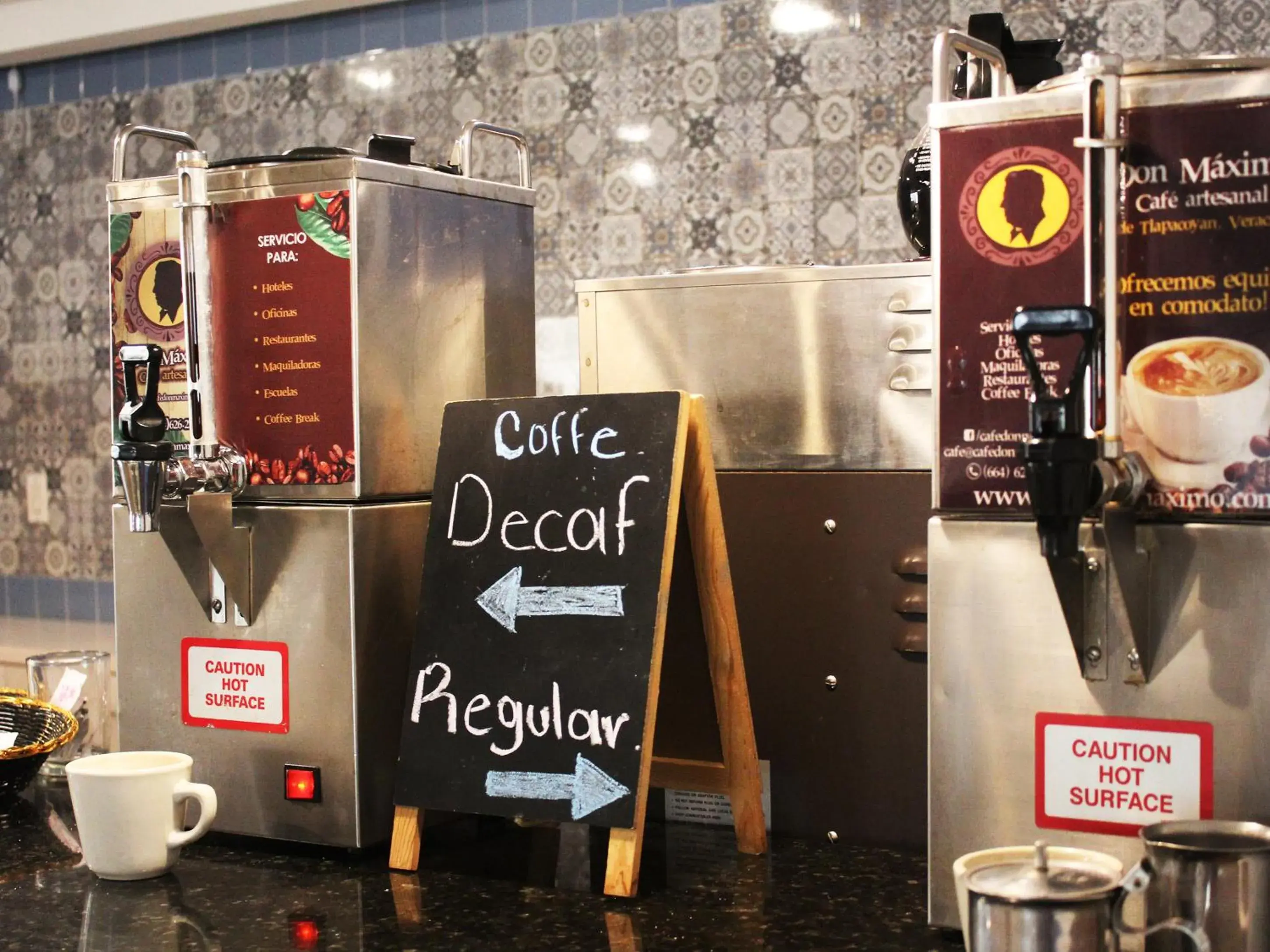 Coffee/tea facilities in Hotel Corona Plaza
