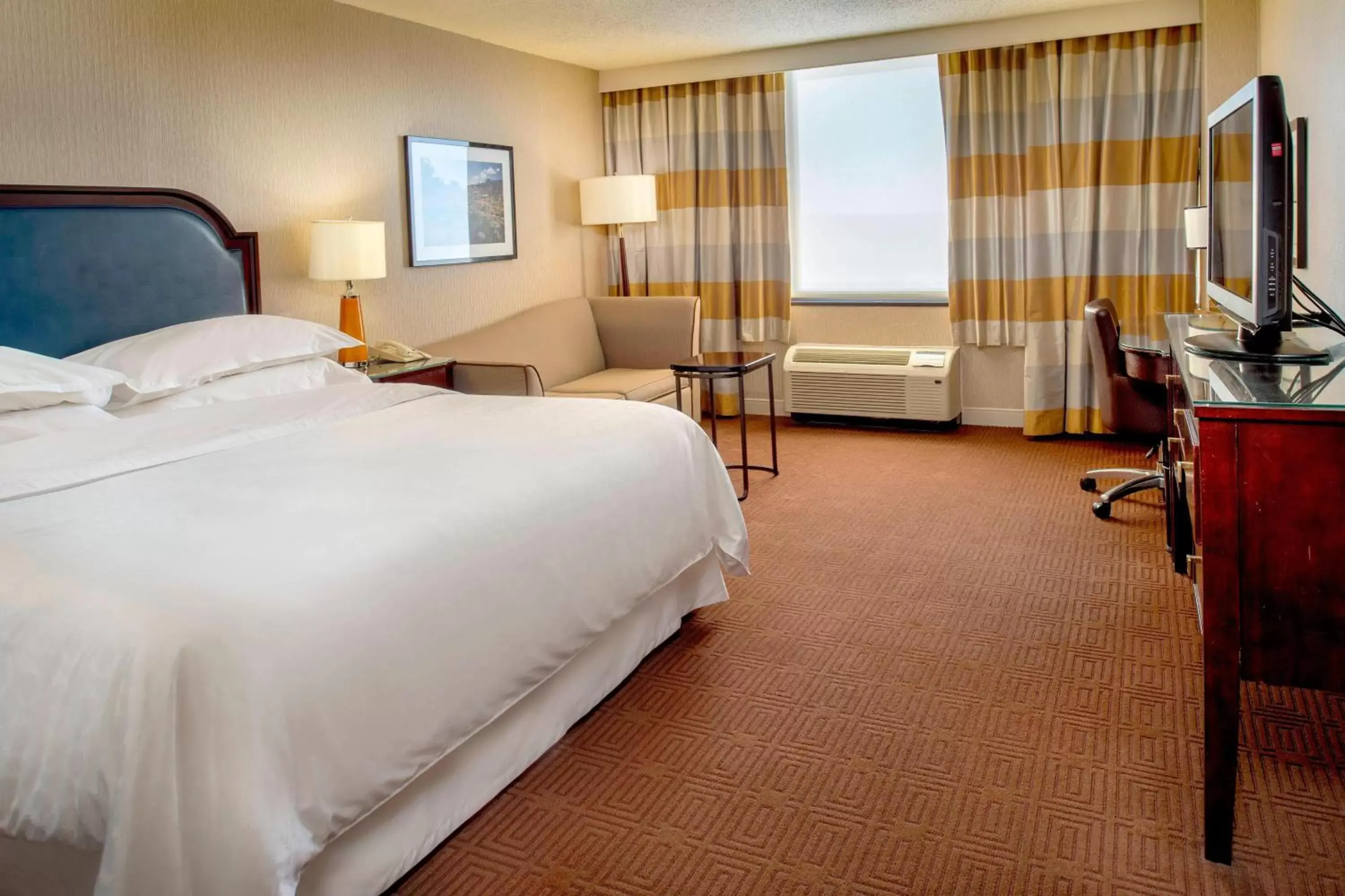 Photo of the whole room, Bed in Sheraton Westport Plaza