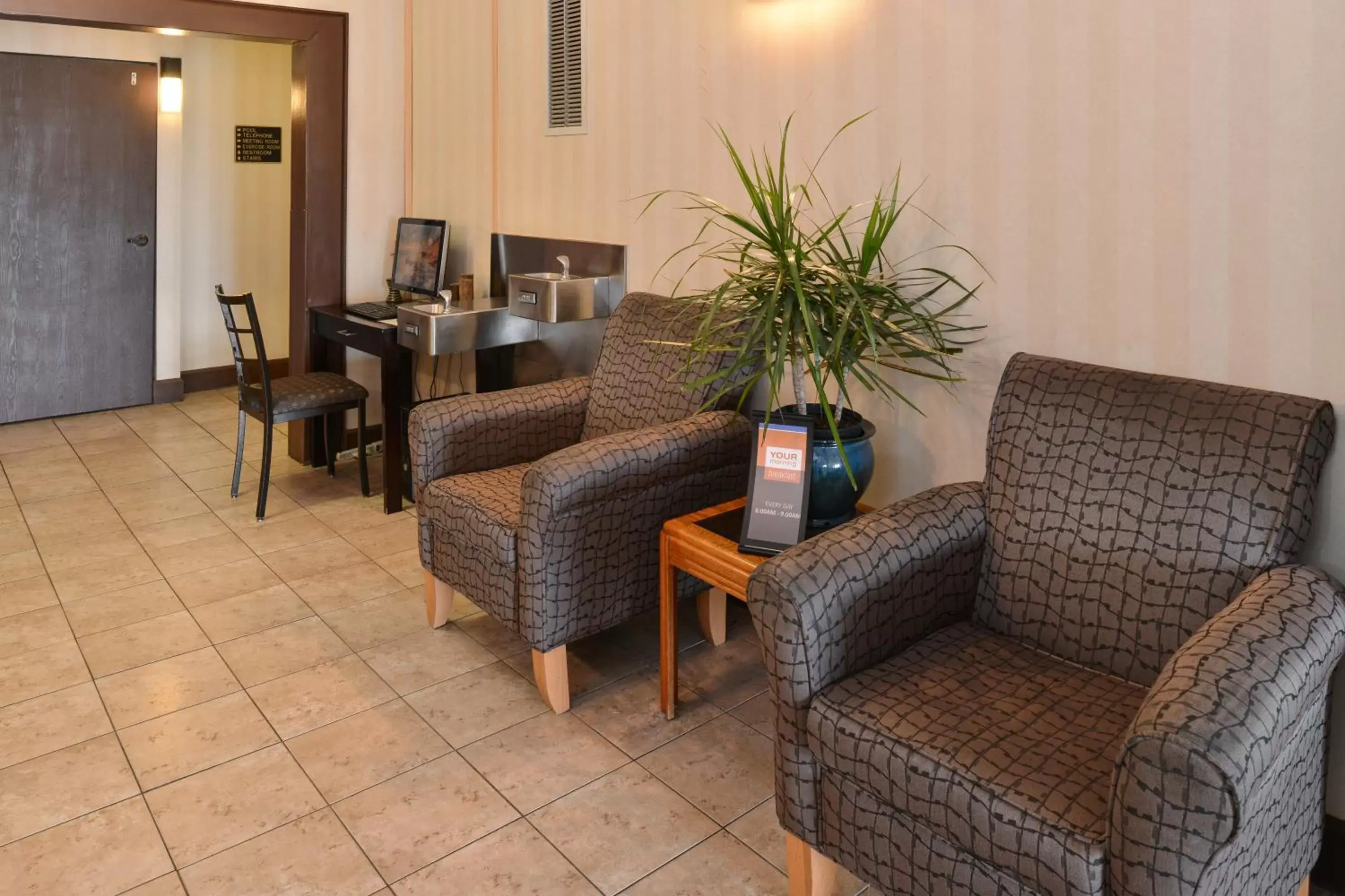 Lobby or reception, Seating Area in SYLO Hotel Denver Airport, a Ramada by Wyndham