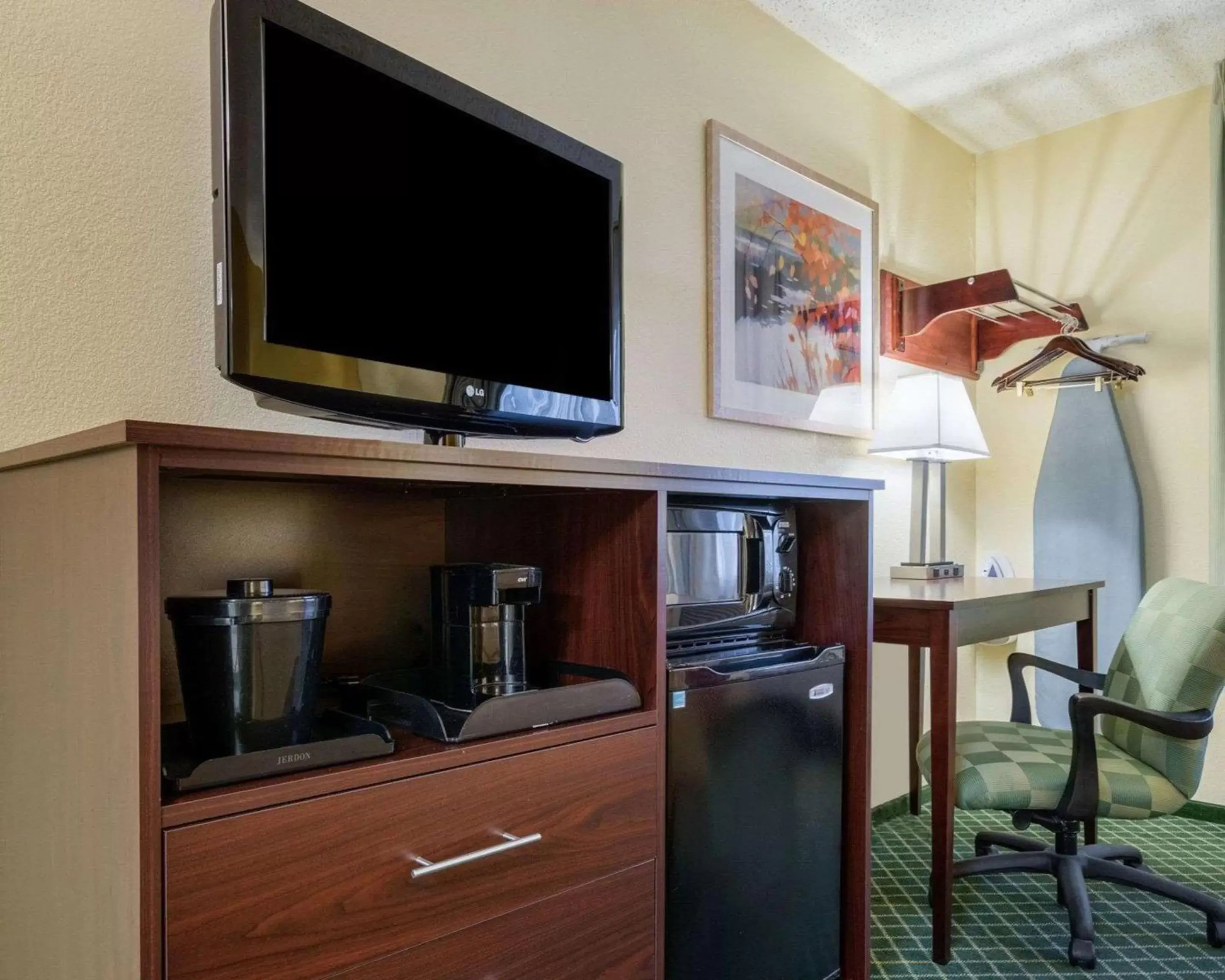 Photo of the whole room, TV/Entertainment Center in Quality Inn Newark