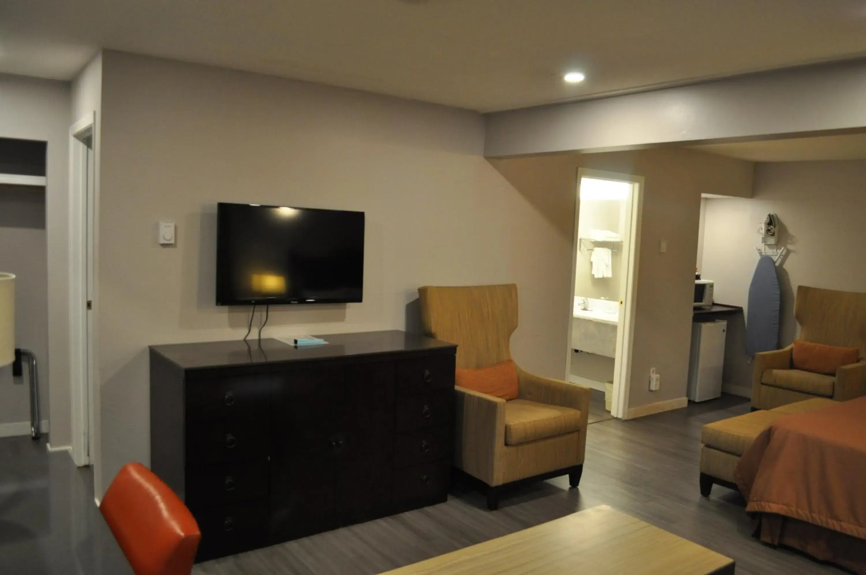 hair dresser, TV/Entertainment Center in Travelodge by Wyndham Langley