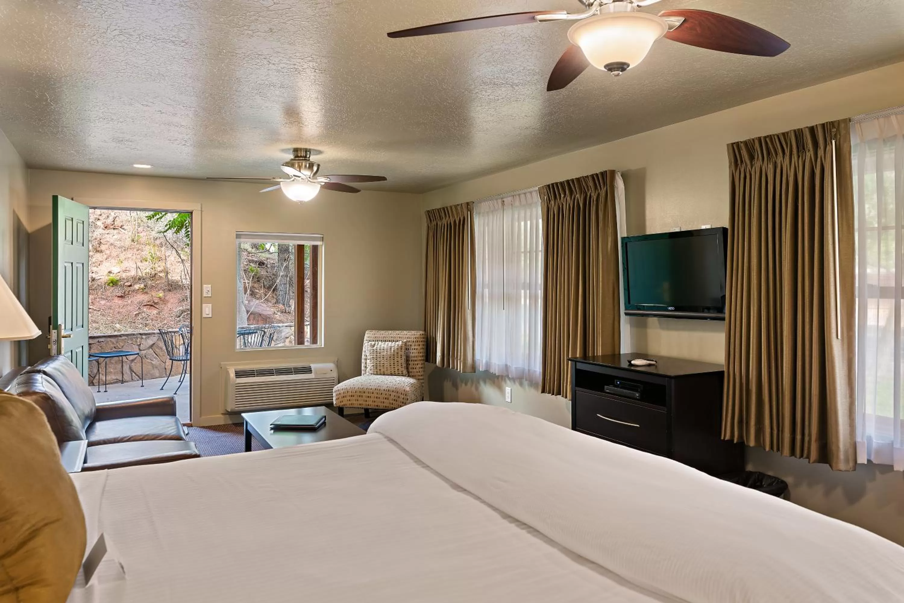 Photo of the whole room, Bed in Flanigan`s Resort and Spa