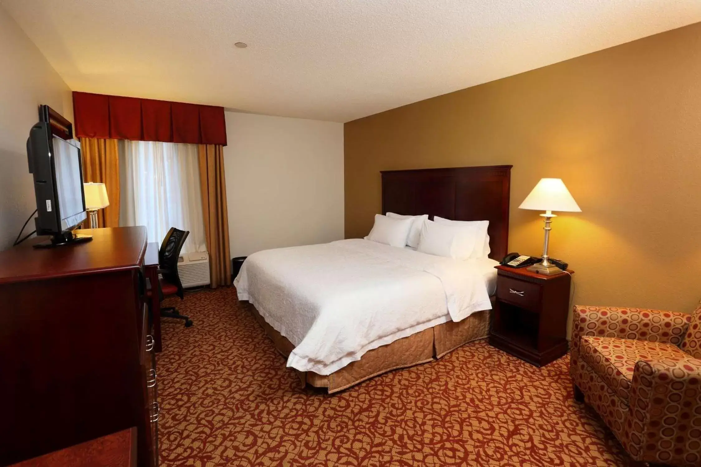 Bed in Hampton Inn & Suites Charlottesville at the University