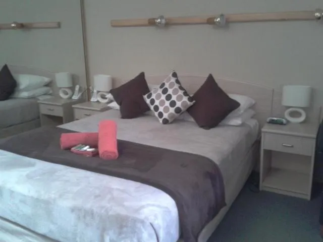 Bed in Elsinor Motor Lodge