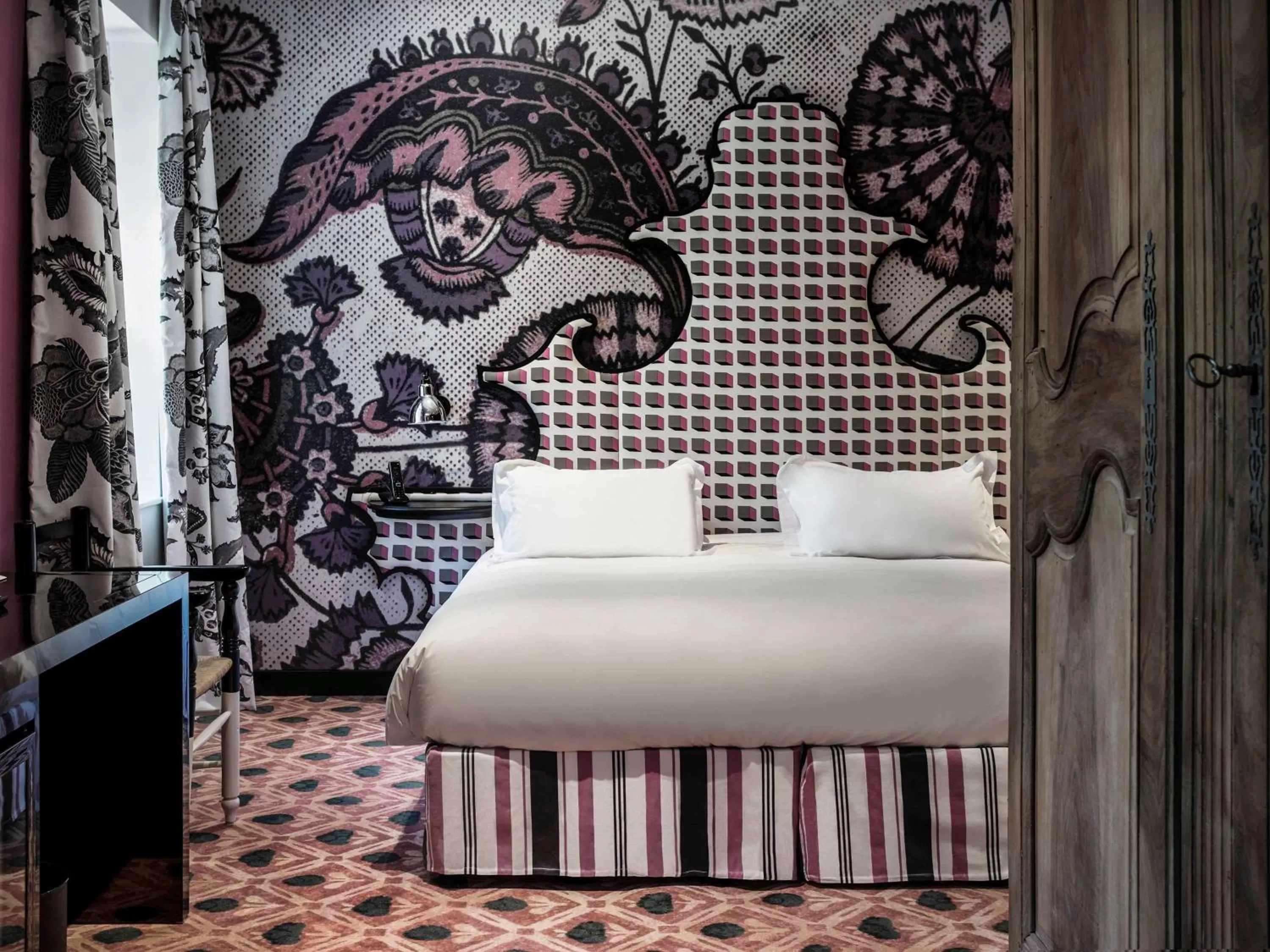 Photo of the whole room, Bed in Hôtel & Spa Jules César Arles - MGallery Hotel Collection