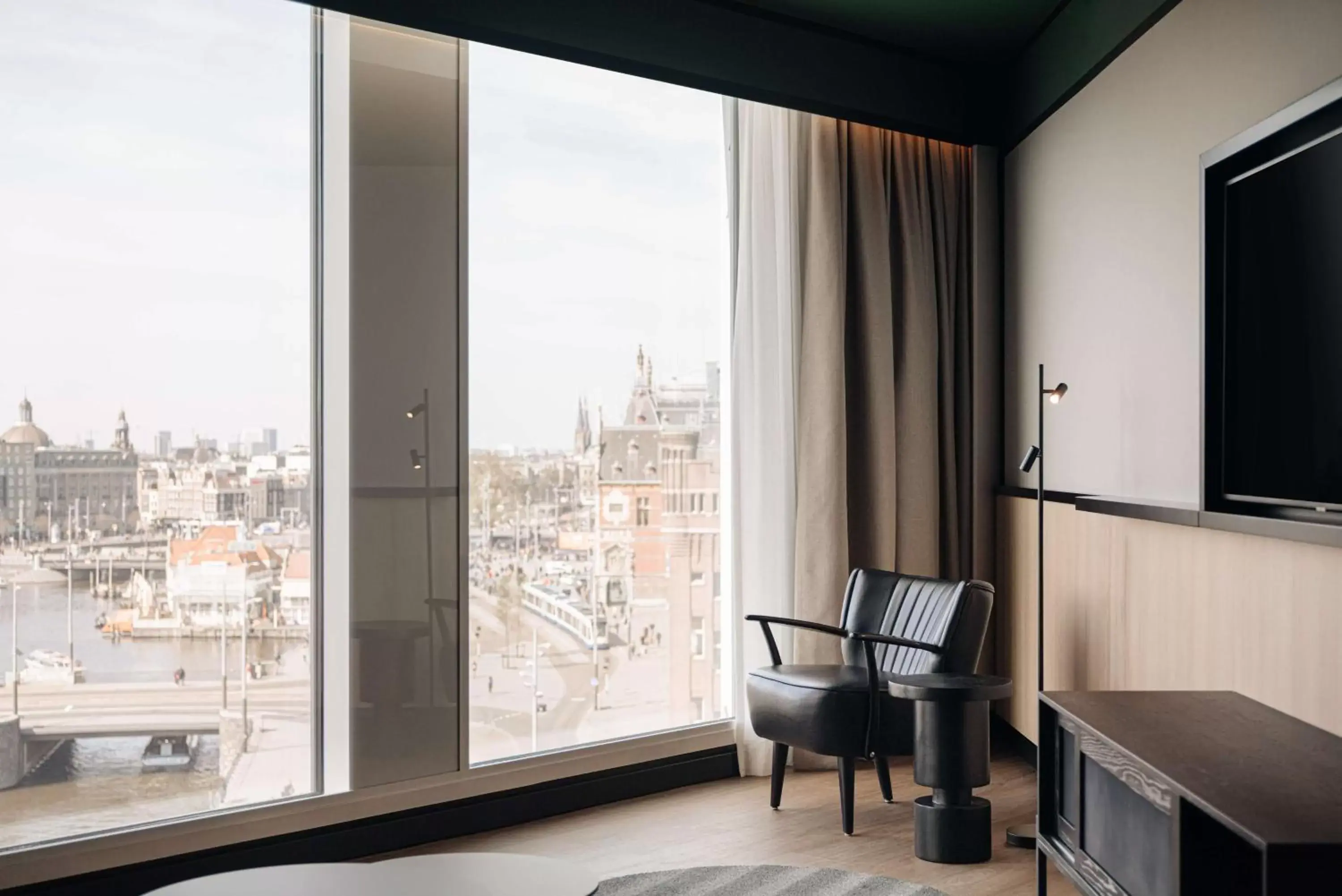 View (from property/room), TV/Entertainment Center in DoubleTree by Hilton Amsterdam Centraal Station