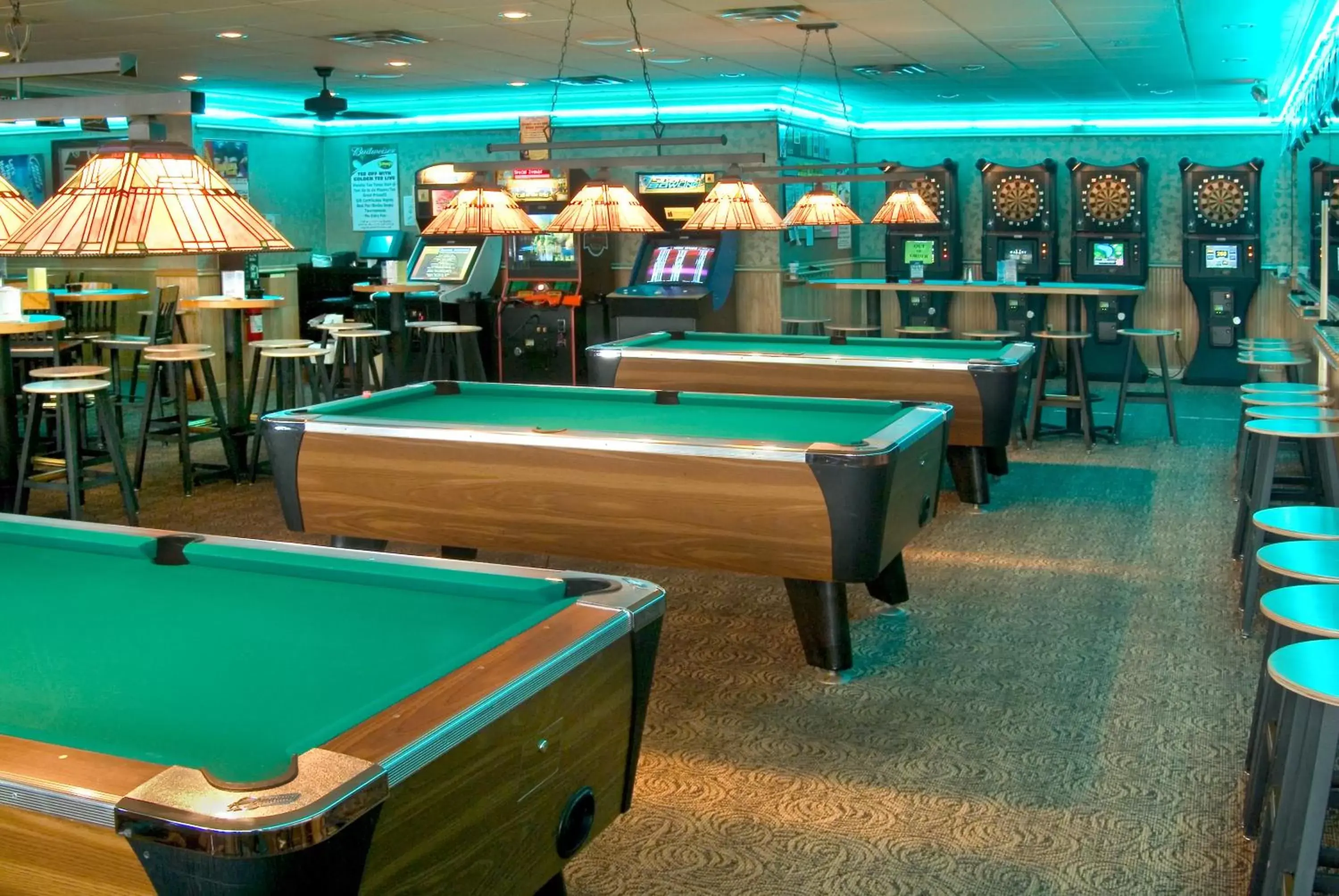 Lounge or bar, Billiards in Holiday Inn Express Hotel & Suites-St. Paul, an IHG Hotel