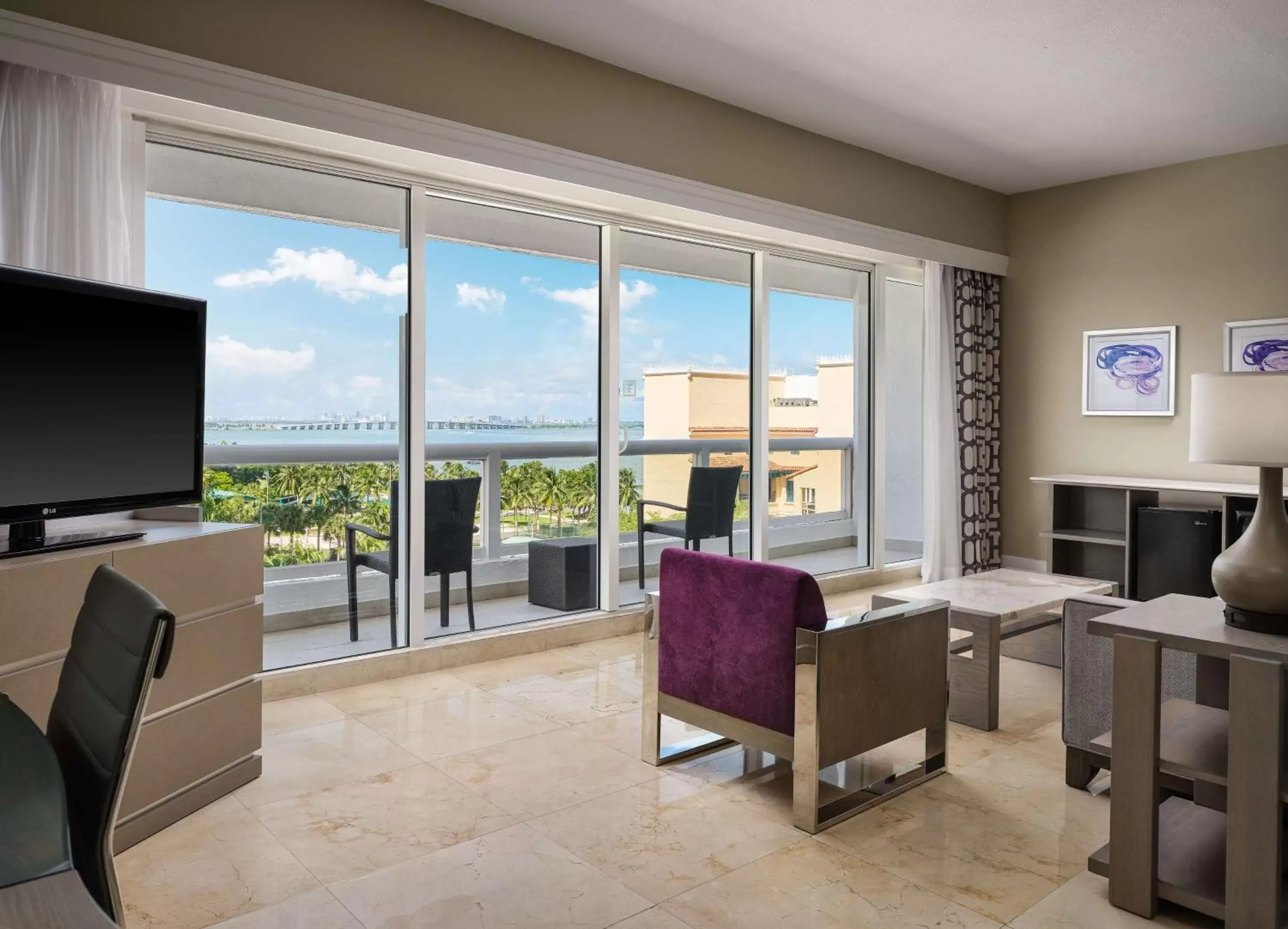 Living room, TV/Entertainment Center in DoubleTree by Hilton Grand Hotel Biscayne Bay