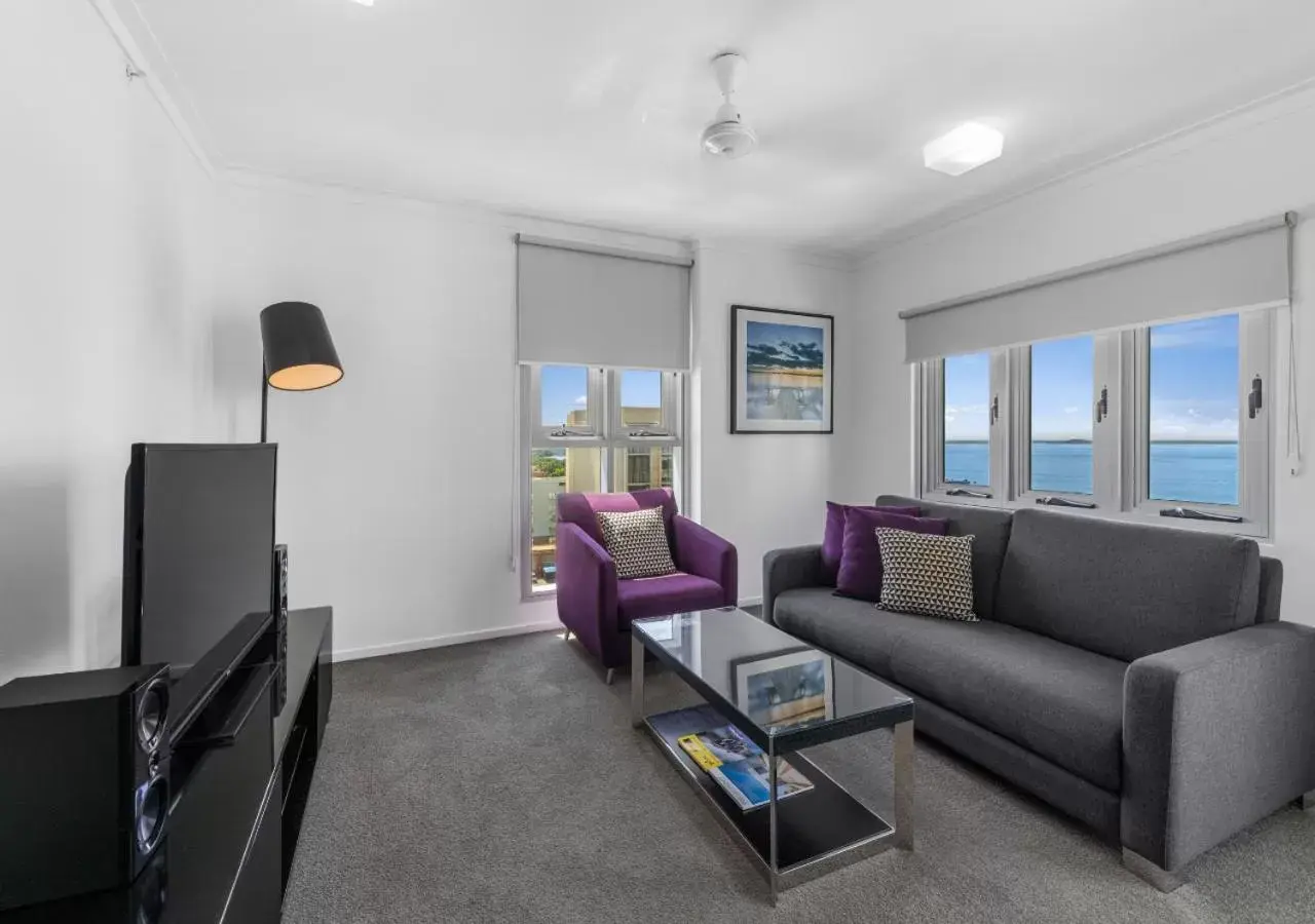 Living room, Seating Area in H on Mitchell Apartment Hotel