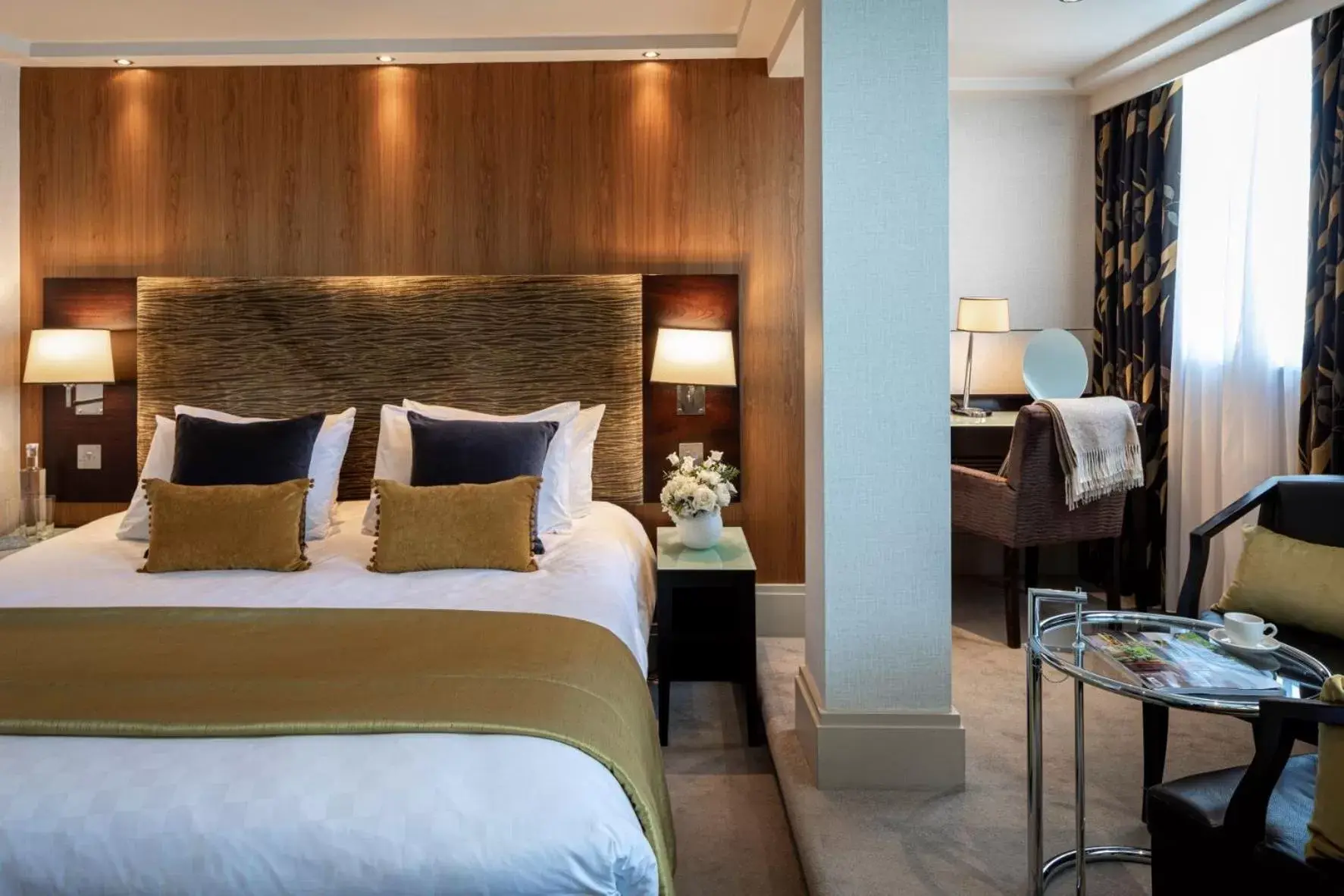Seating area, Bed in The Cavendish London