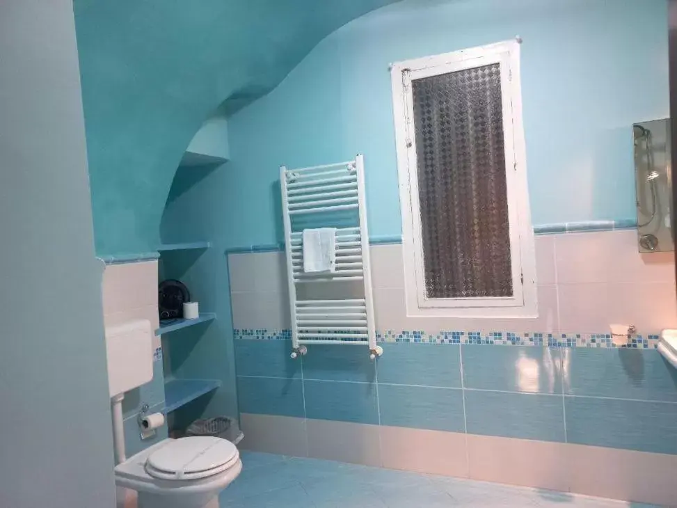 Bathroom, Swimming Pool in B&B Athena Comfort "Centro Città"