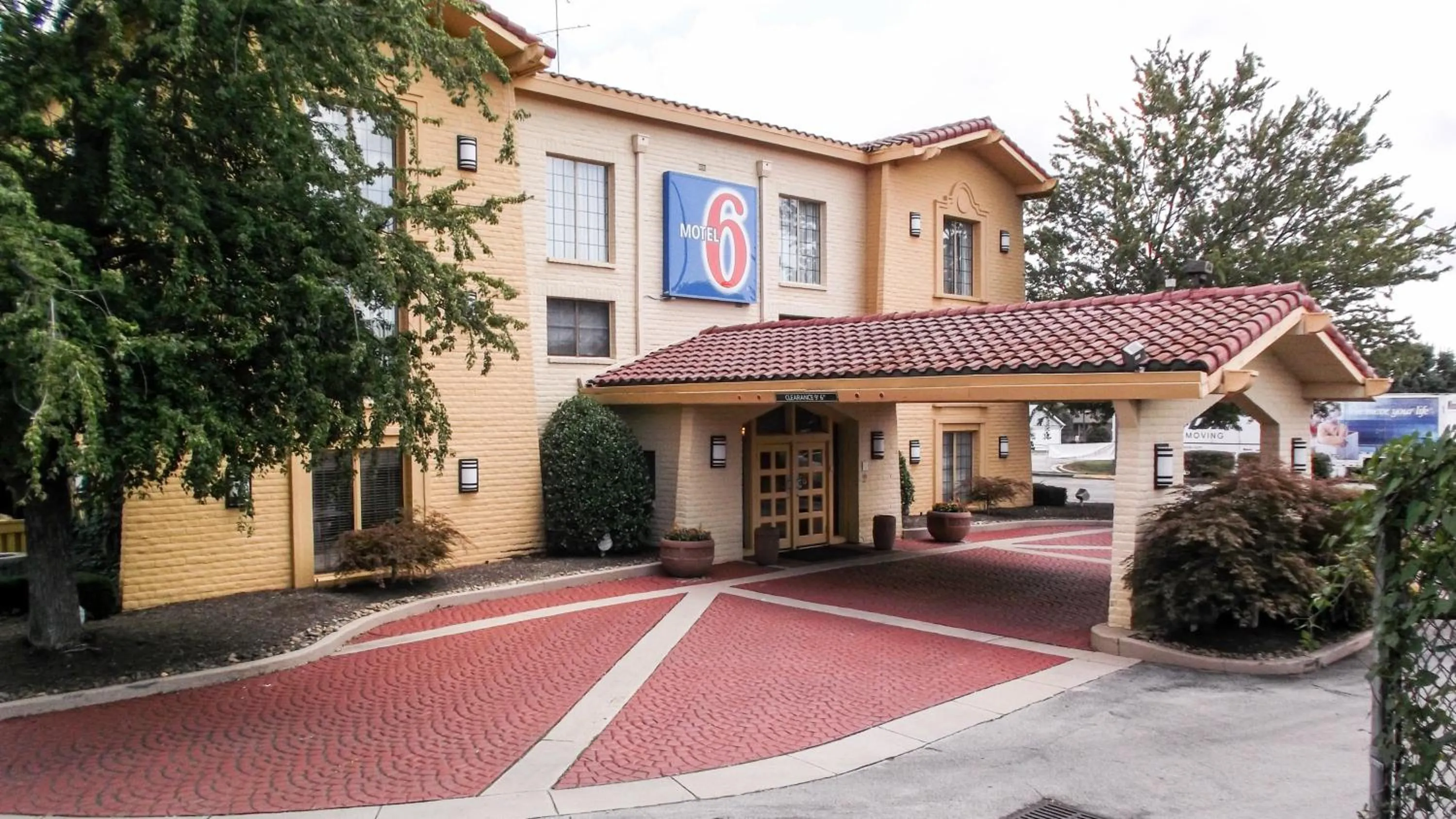Property building in Motel 6-Knoxville, TN