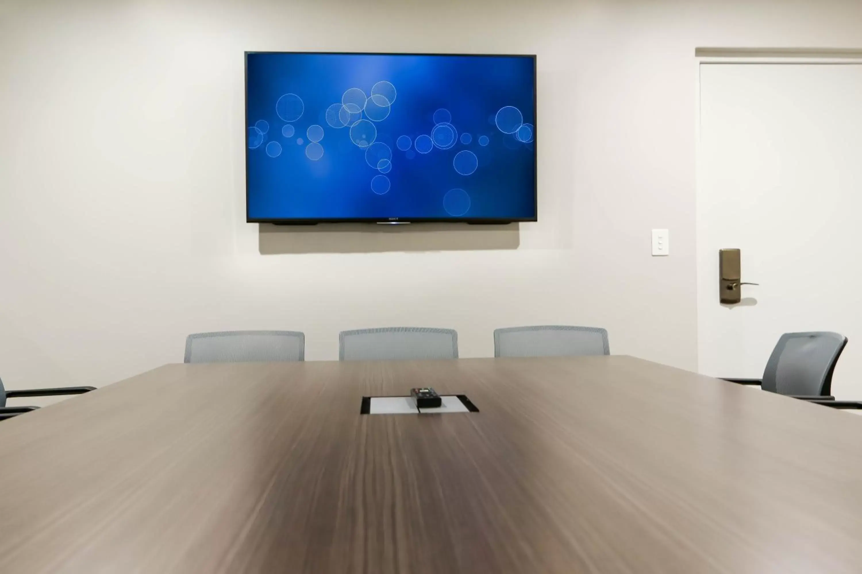 Meeting/conference room, TV/Entertainment Center in The Lurline Randwick