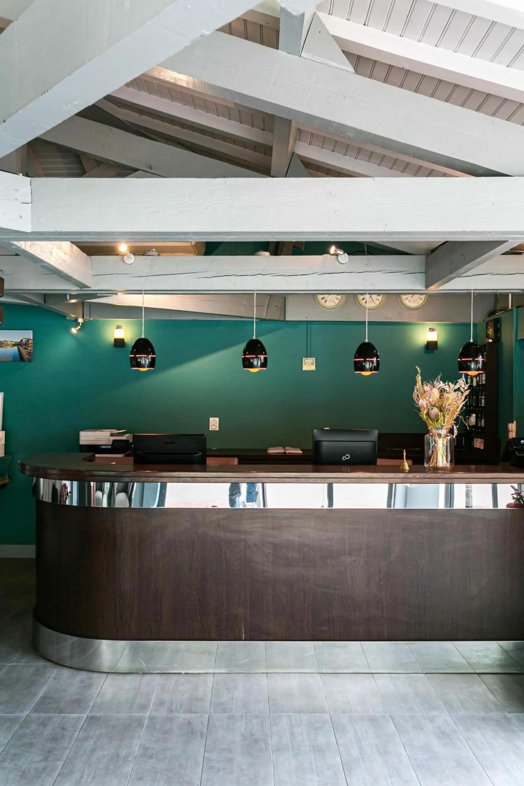 People in Hôtel du Pont