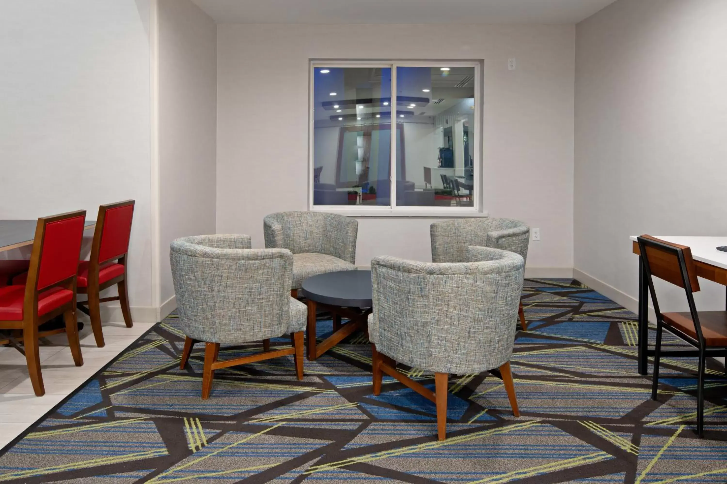 Property building in Holiday Inn Express Fresno South by IHG Property building in Holiday Inn Express Fresno South by IHG