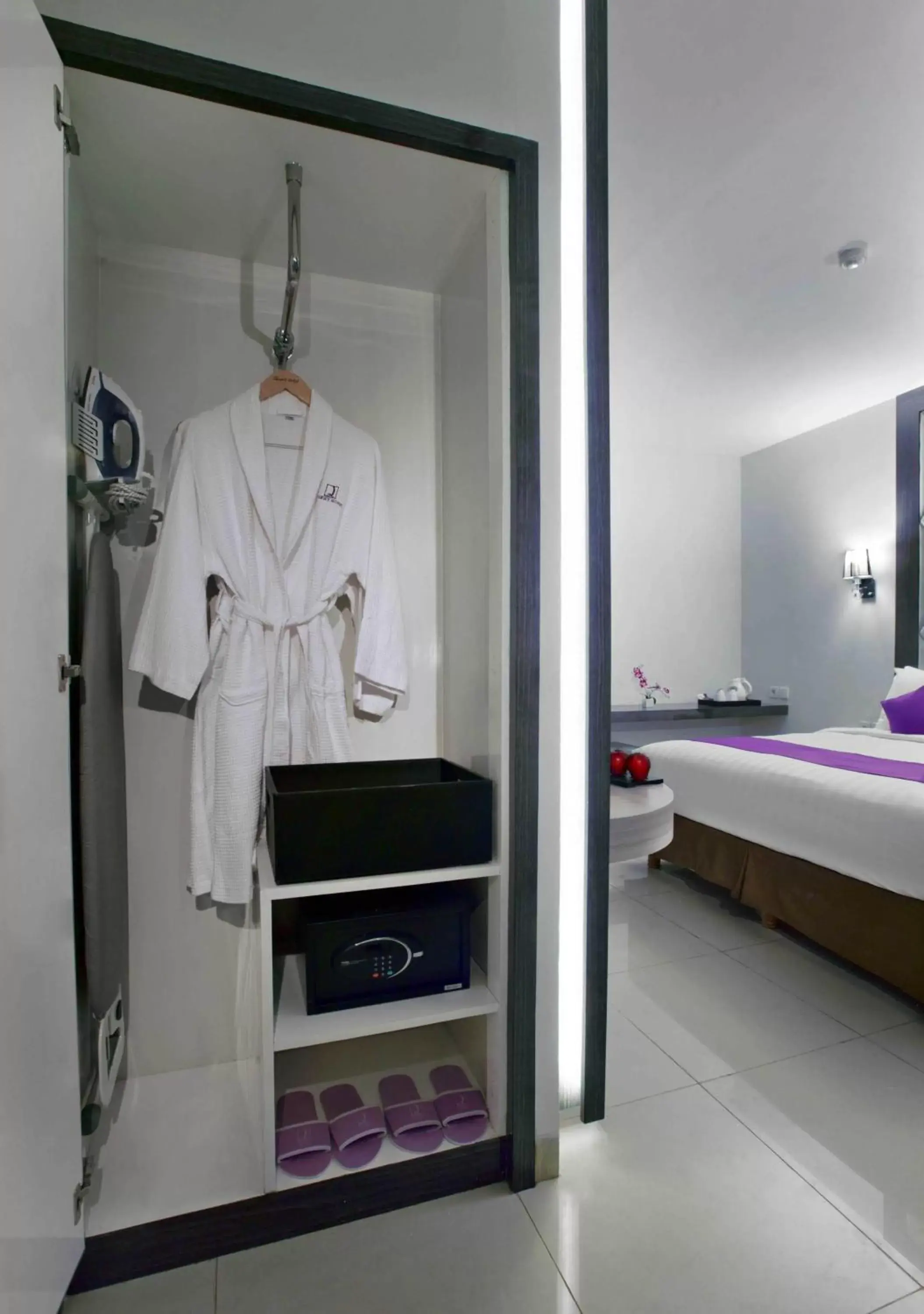 Bedroom, Bathroom in Quest Hotel Balikpapan by ASTON