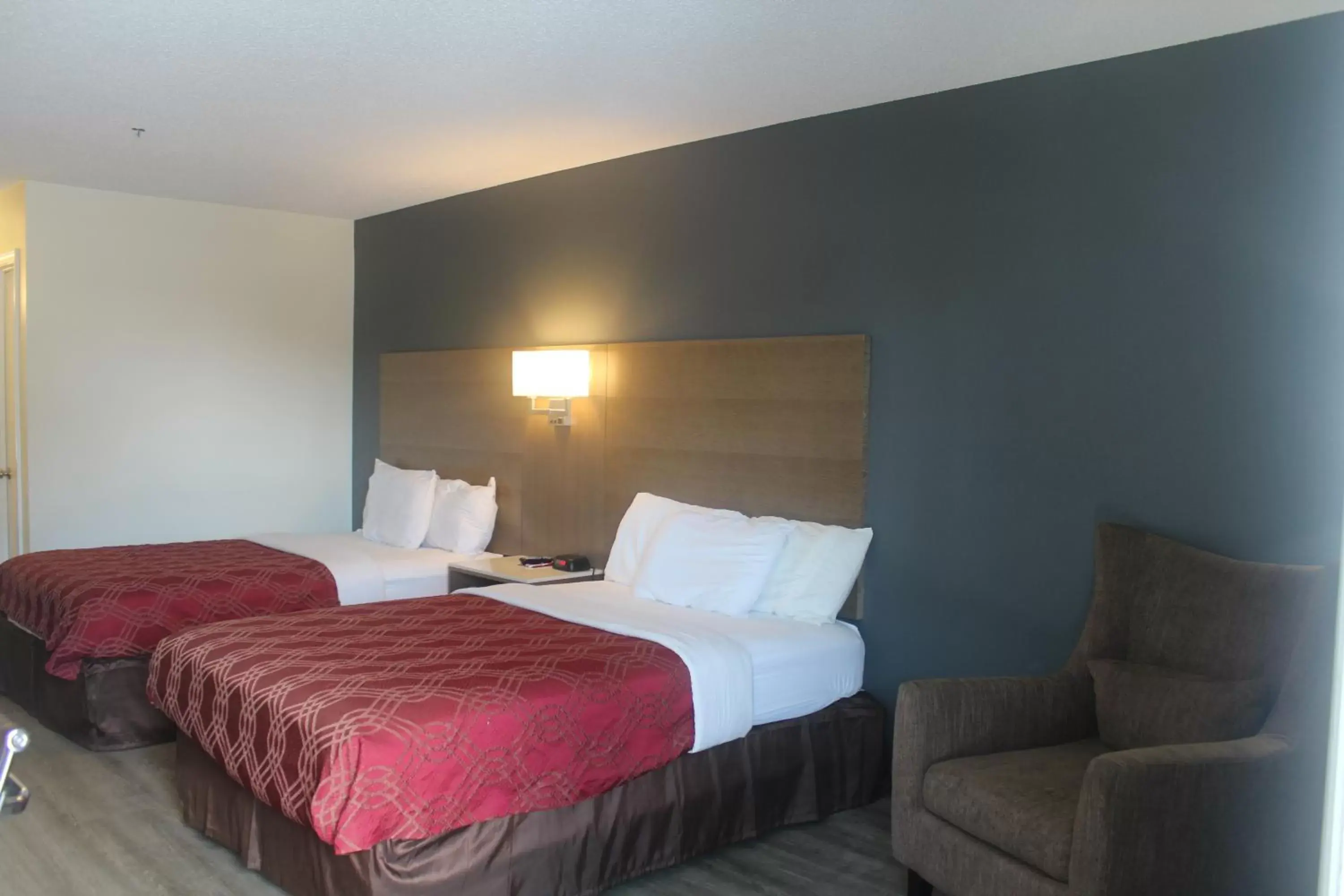 Bedroom, Bed in Econo Lodge Crystal Coast