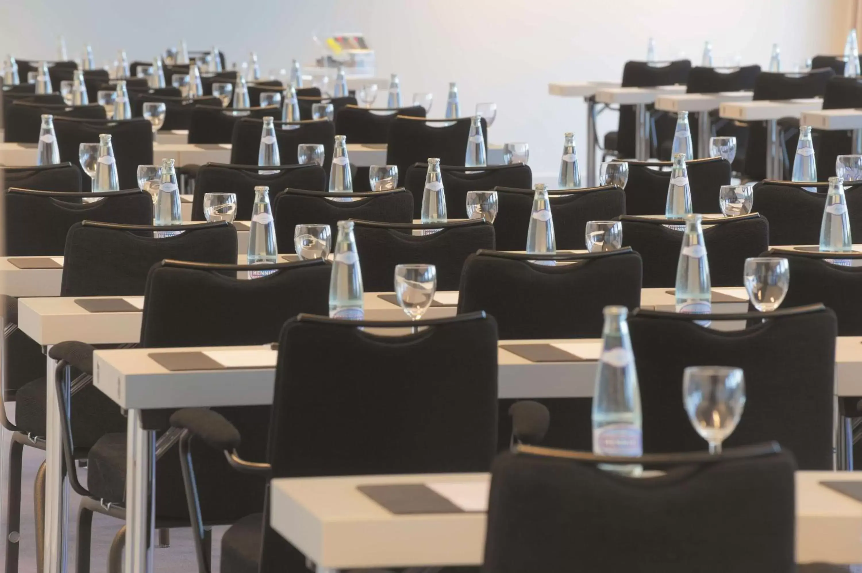 On site, Restaurant/Places to Eat in Radisson Blu Hotel Zurich Airport