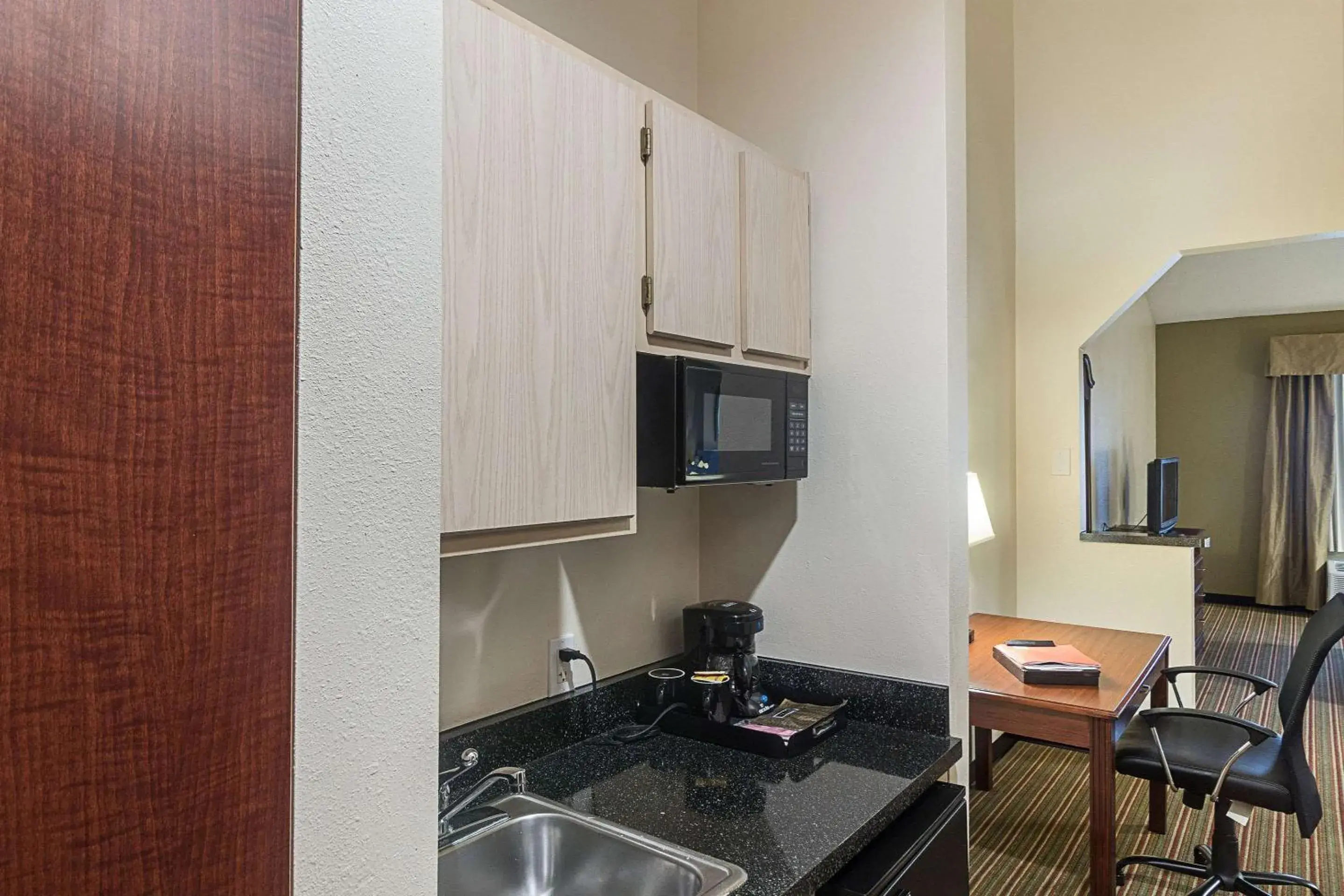 Photo of the whole room, Kitchen/Kitchenette in Quality Inn and Suites Westchase