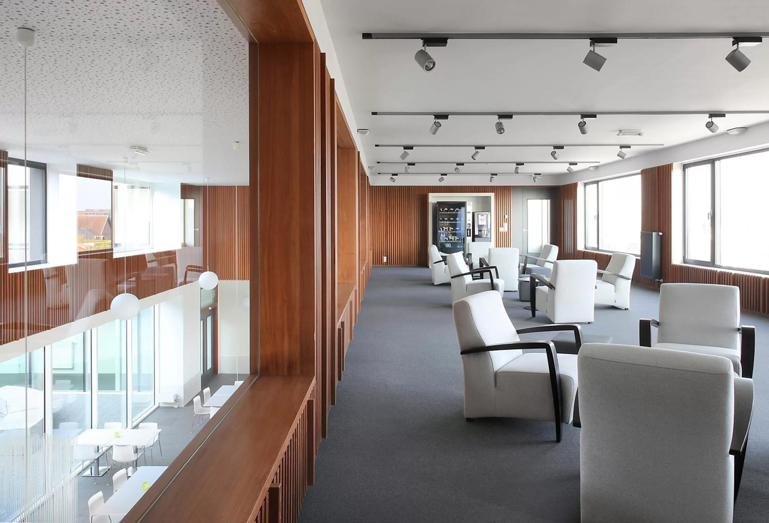 Communal lounge/ TV room in Hotel Middelpunt - Gratis Parking - Ontbijt inbegrepen! Nieuwjaarsbrunch 01 januari