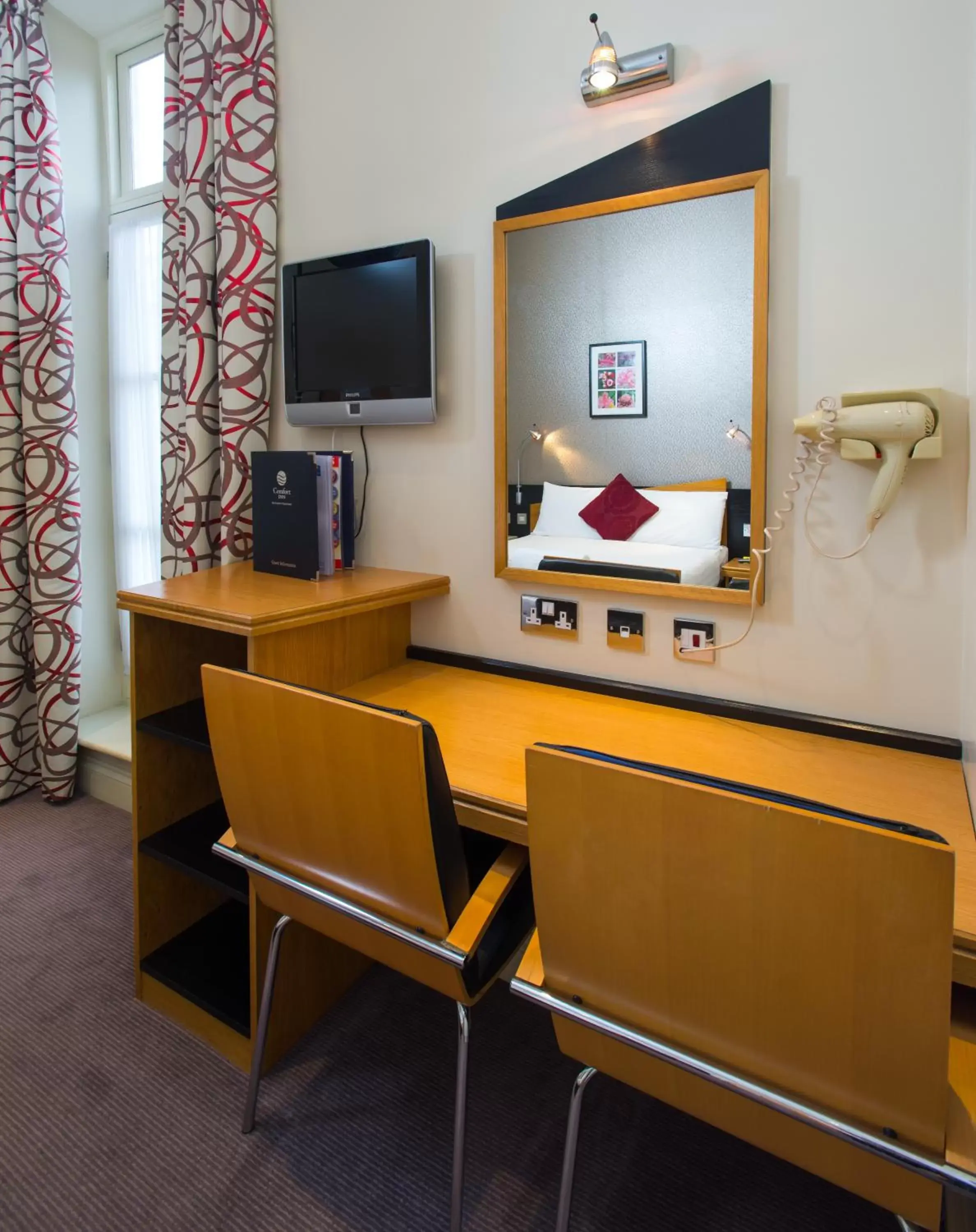 Photo of the whole room, TV/Entertainment Center in Best Western Buckingham Palace Rd