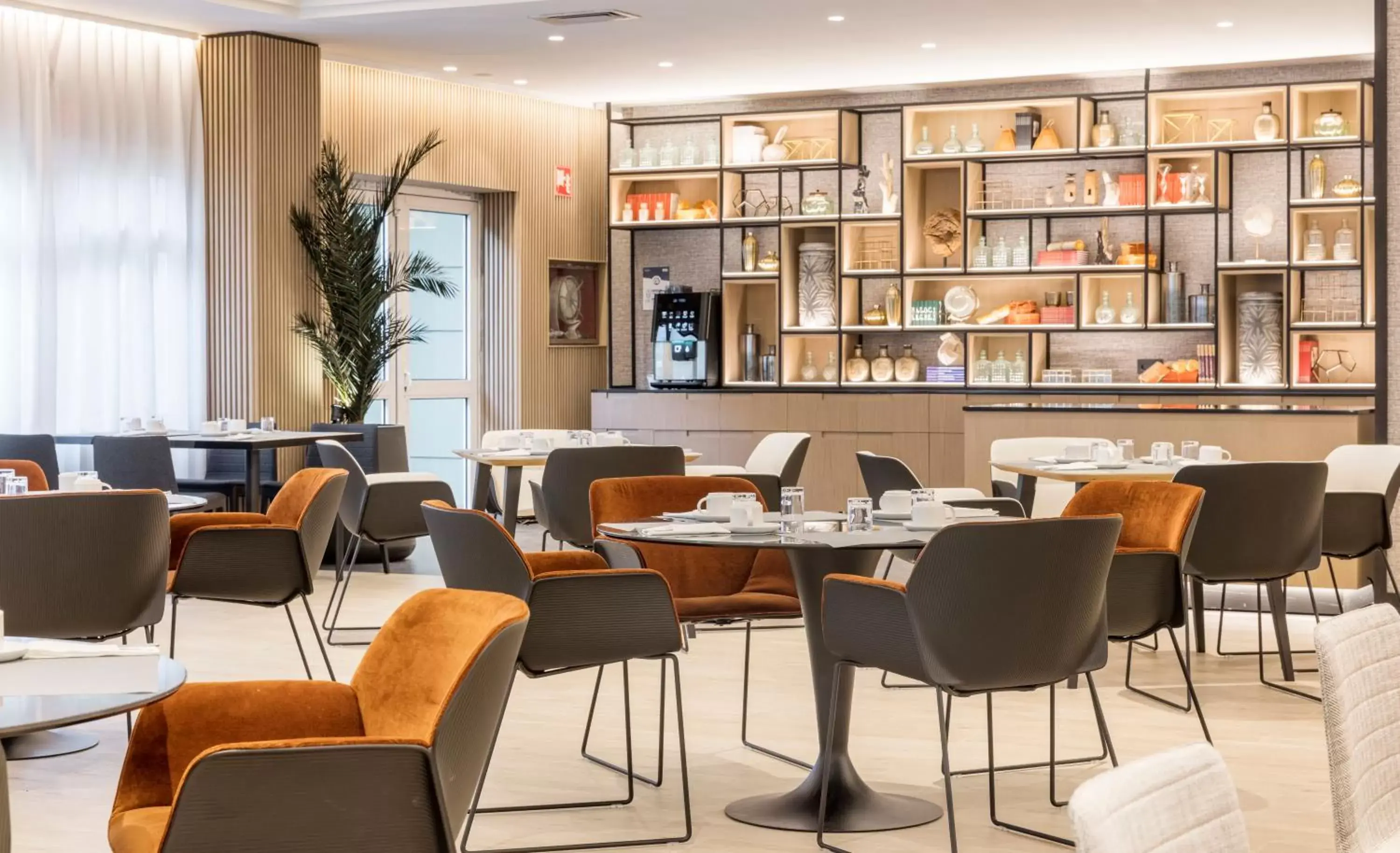 Lounge or bar in Ilunion Alcora Sevilla Lounge or bar in Ilunion Alcora Sevilla