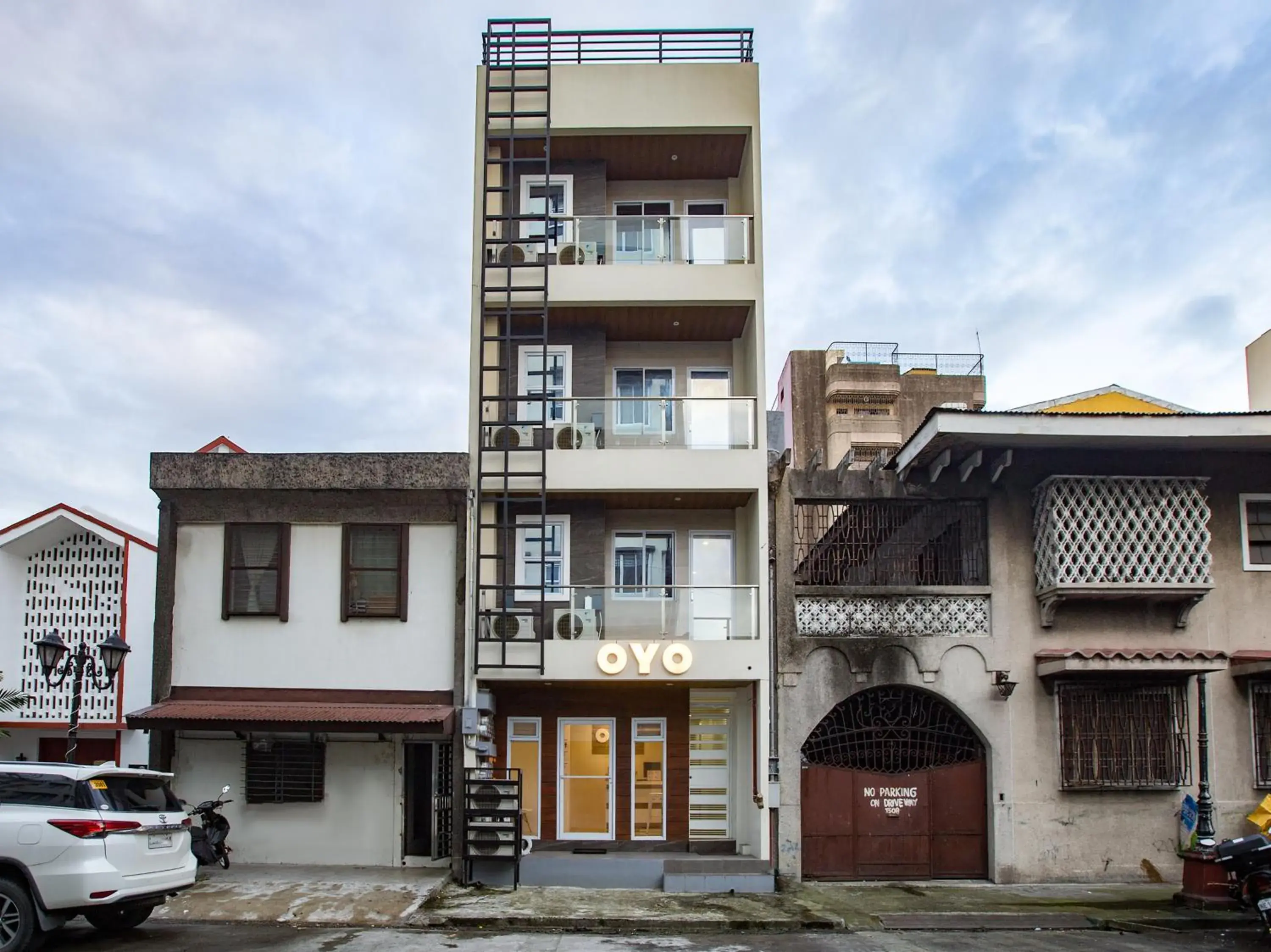 Facade/entrance, Property Building in OYO 605 The Quarters