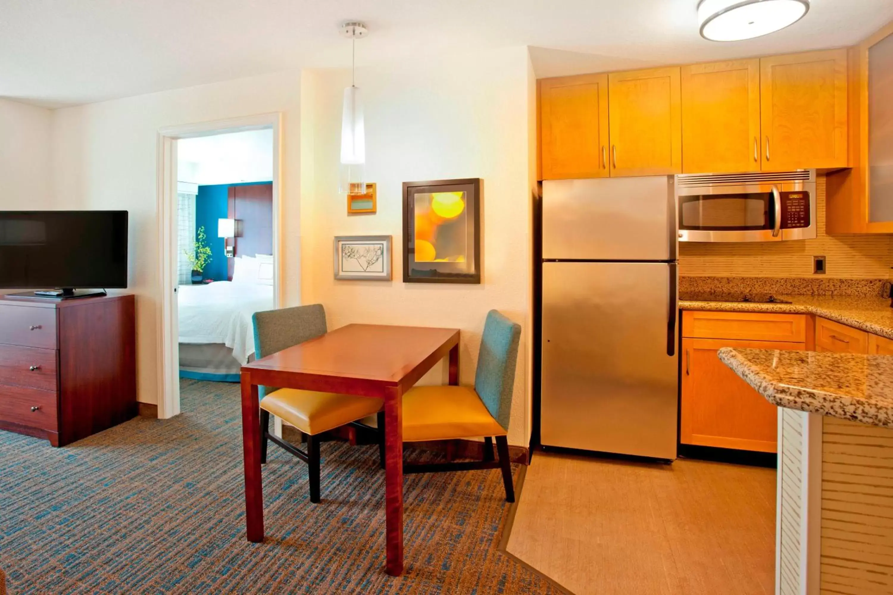 Kitchen or kitchenette, Dining Area in Residence Inn by Marriott Portland Airport at Cascade Station