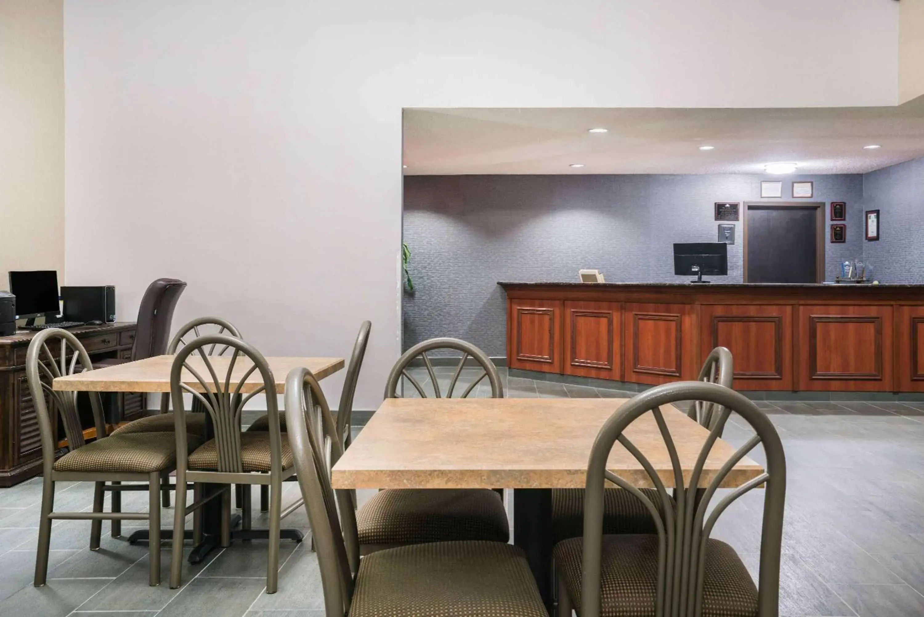 Lobby or reception, Restaurant/Places to Eat in Days Inn & Suites by Wyndham Wausau