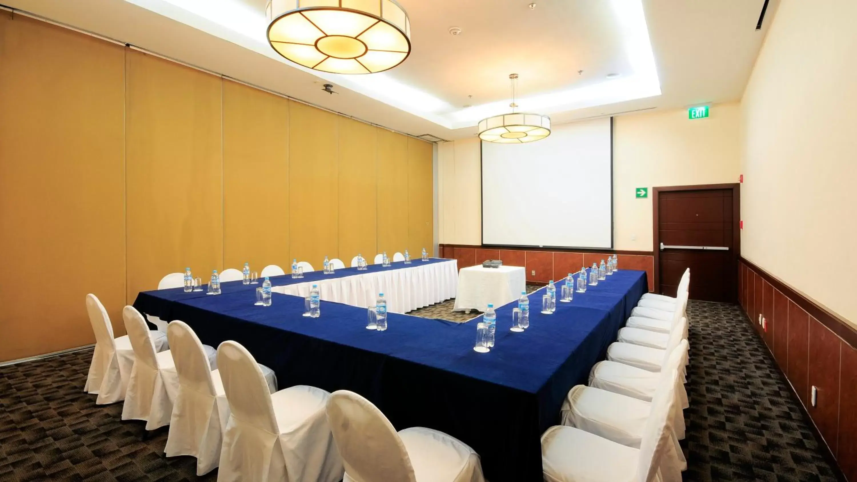 Meeting/conference room in Holiday Inn Uruapan, an IHG Hotel