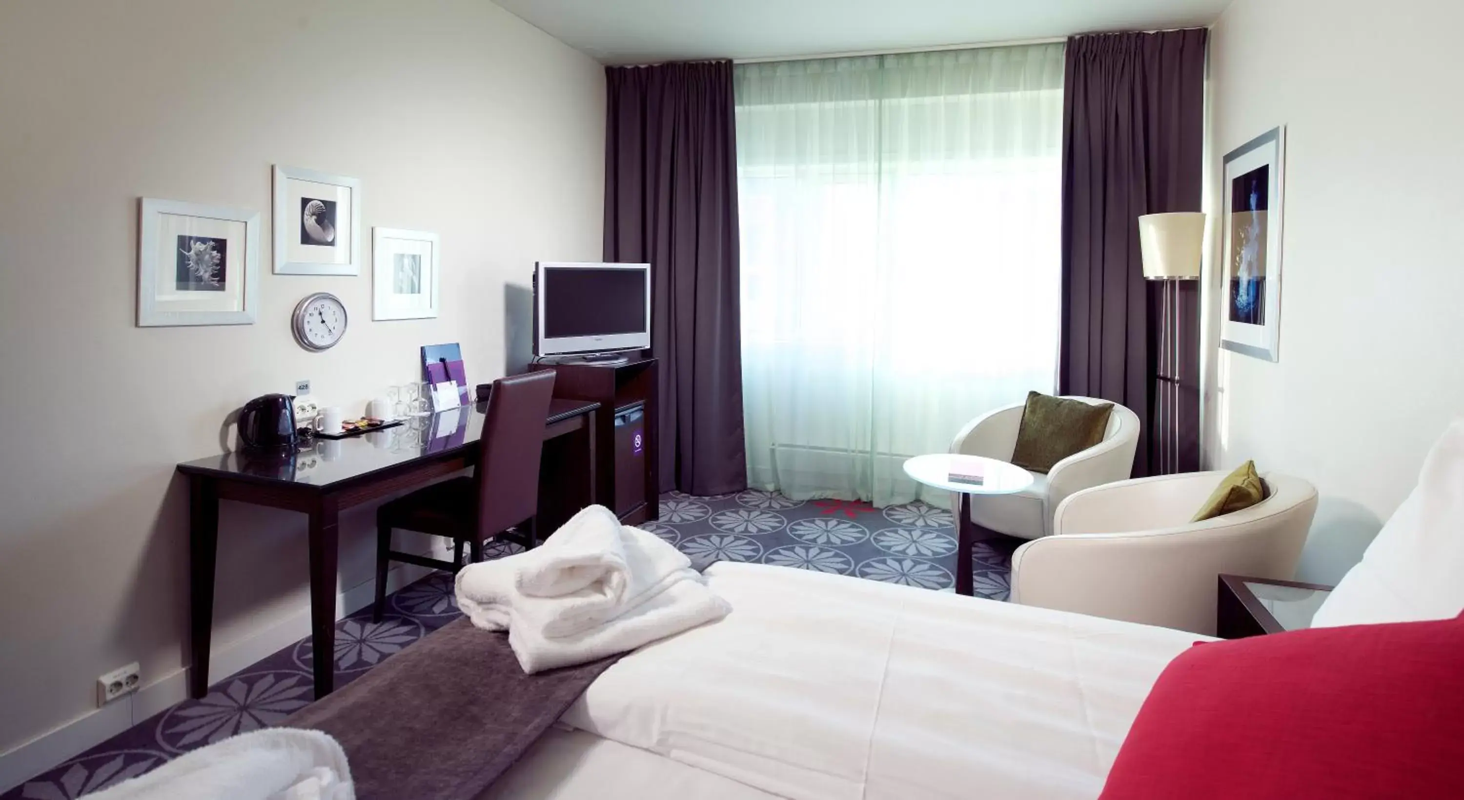 Bed, TV/Entertainment Center in Clarion Collection Hotel Aurora