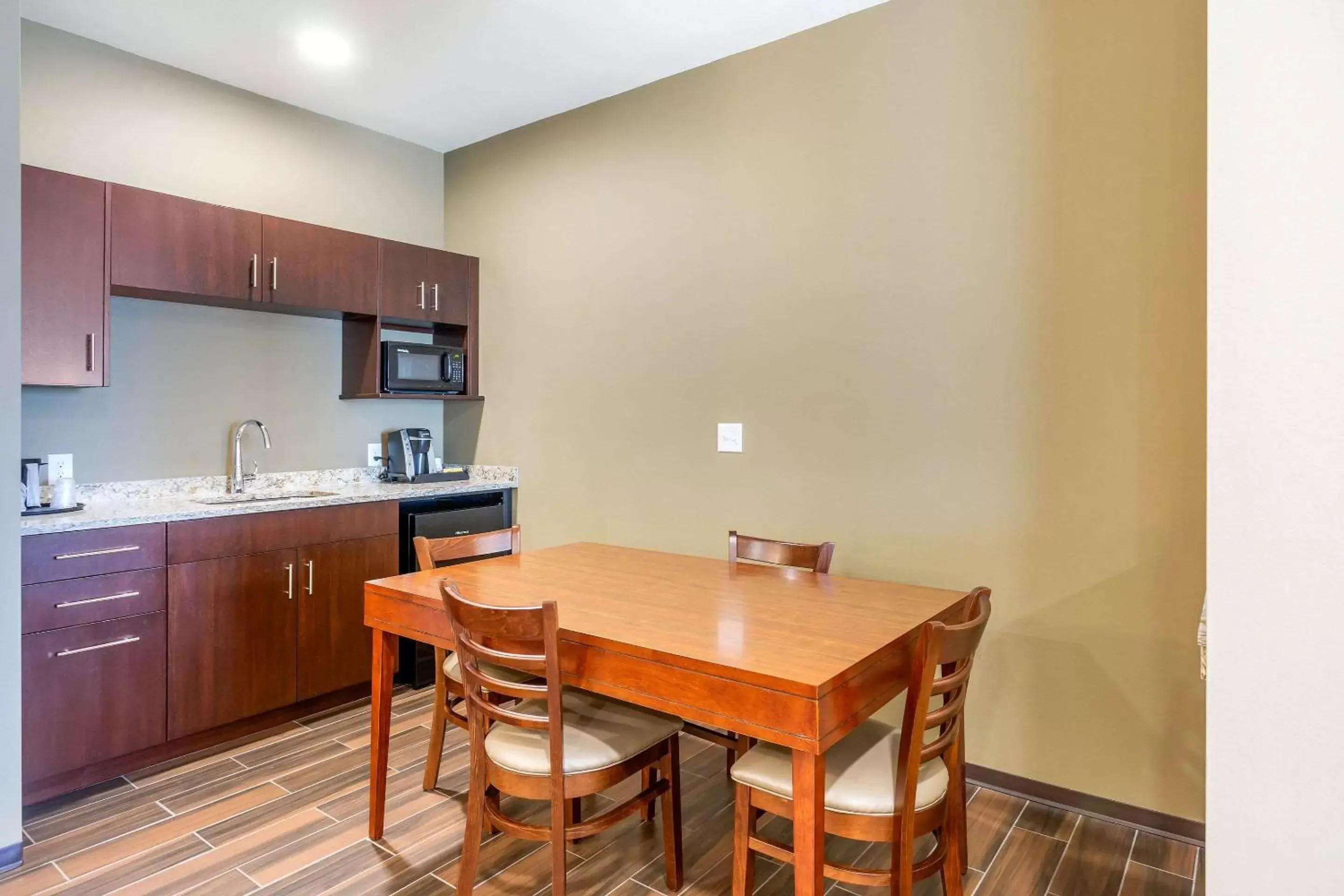 Photo of the whole room, Dining Area in Comfort Suites Burlington near I-5