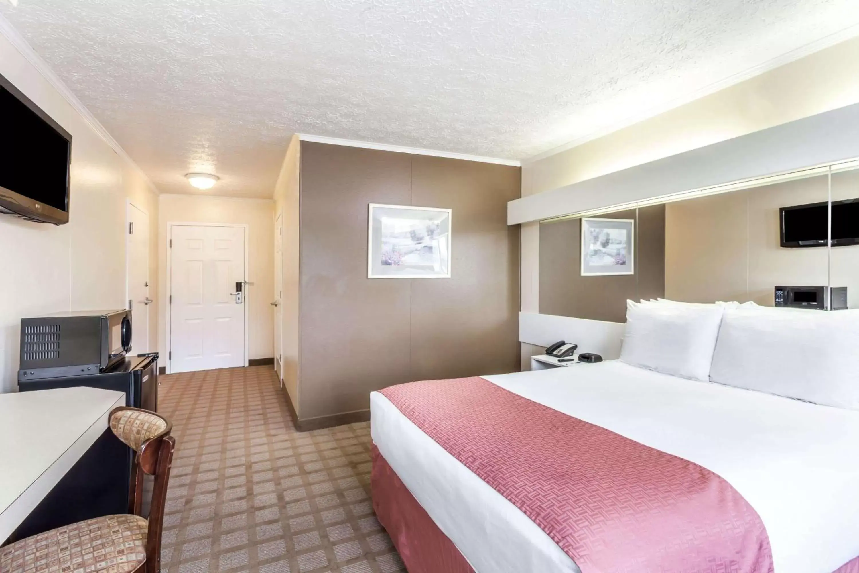 Photo of the whole room, Bed in Microtel Inn by Wyndham Wilson