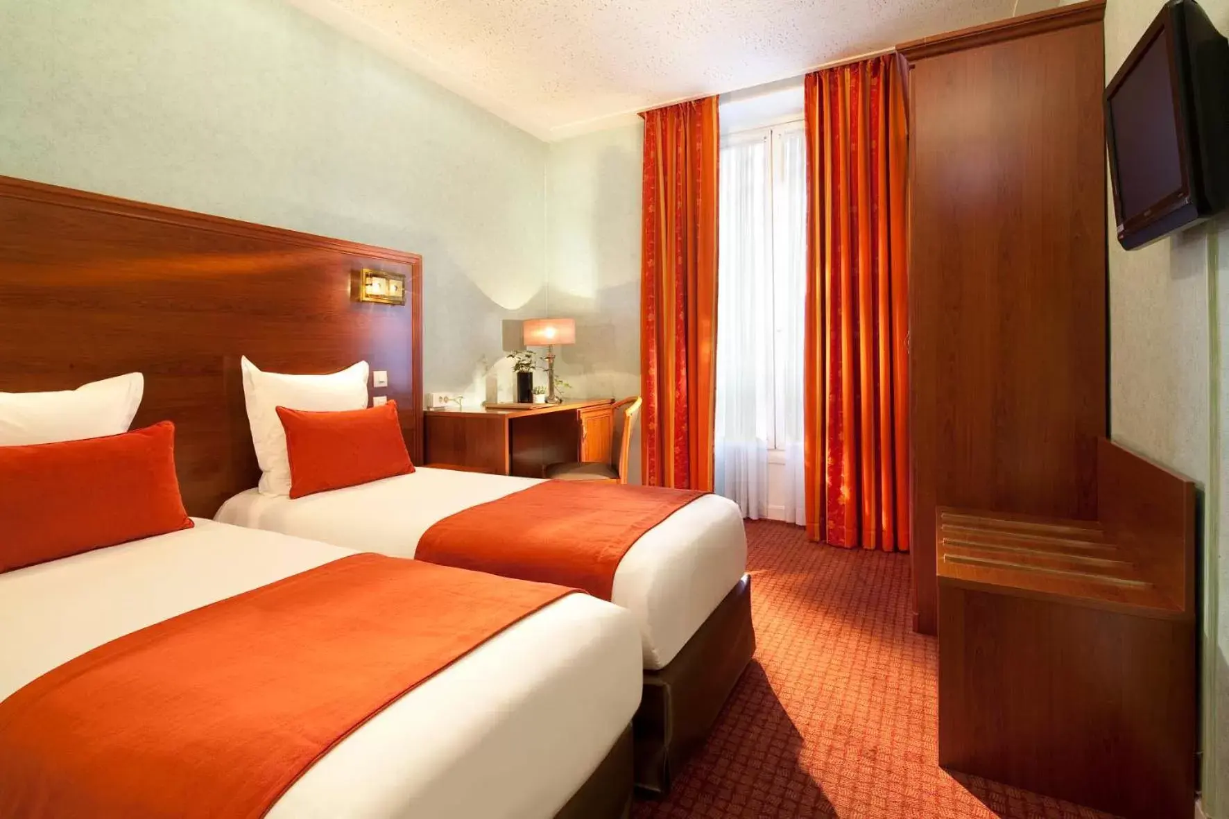 Bedroom, Bed in Hotel Terminus Lyon