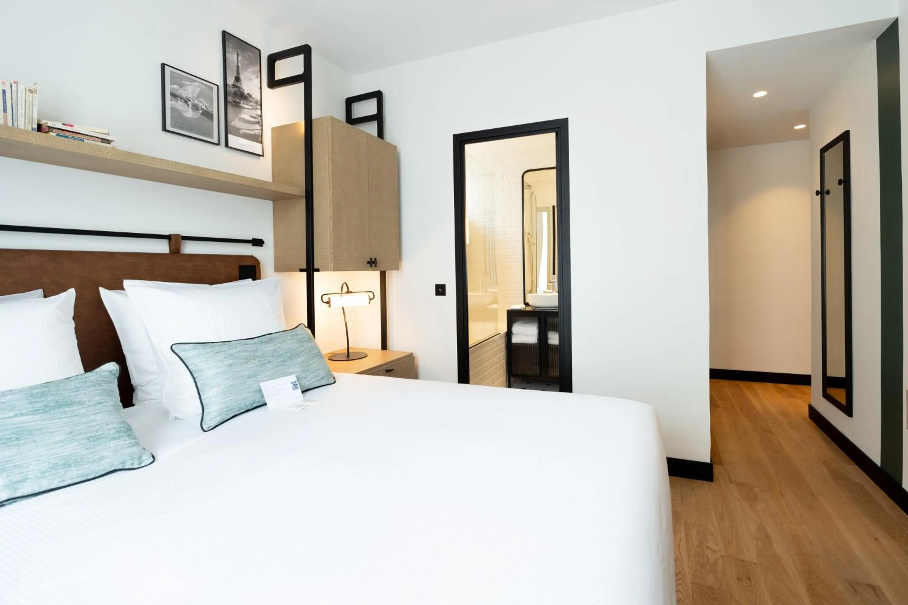 Bed in Esteem Tour Eiffel