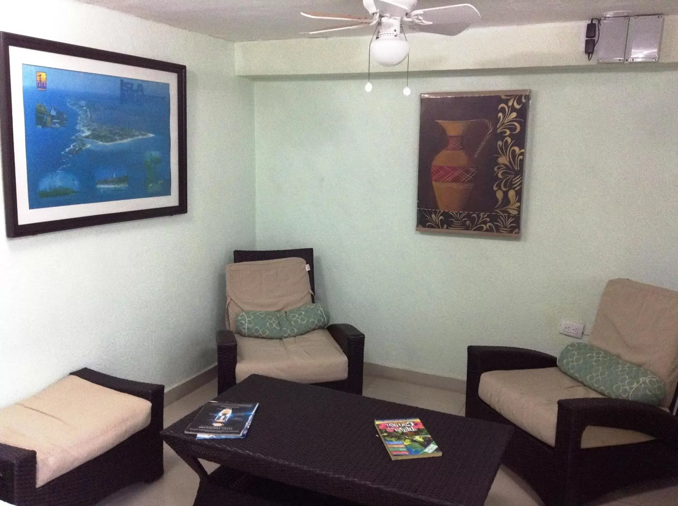 Lounge or bar, Seating Area in Hotel Isleño