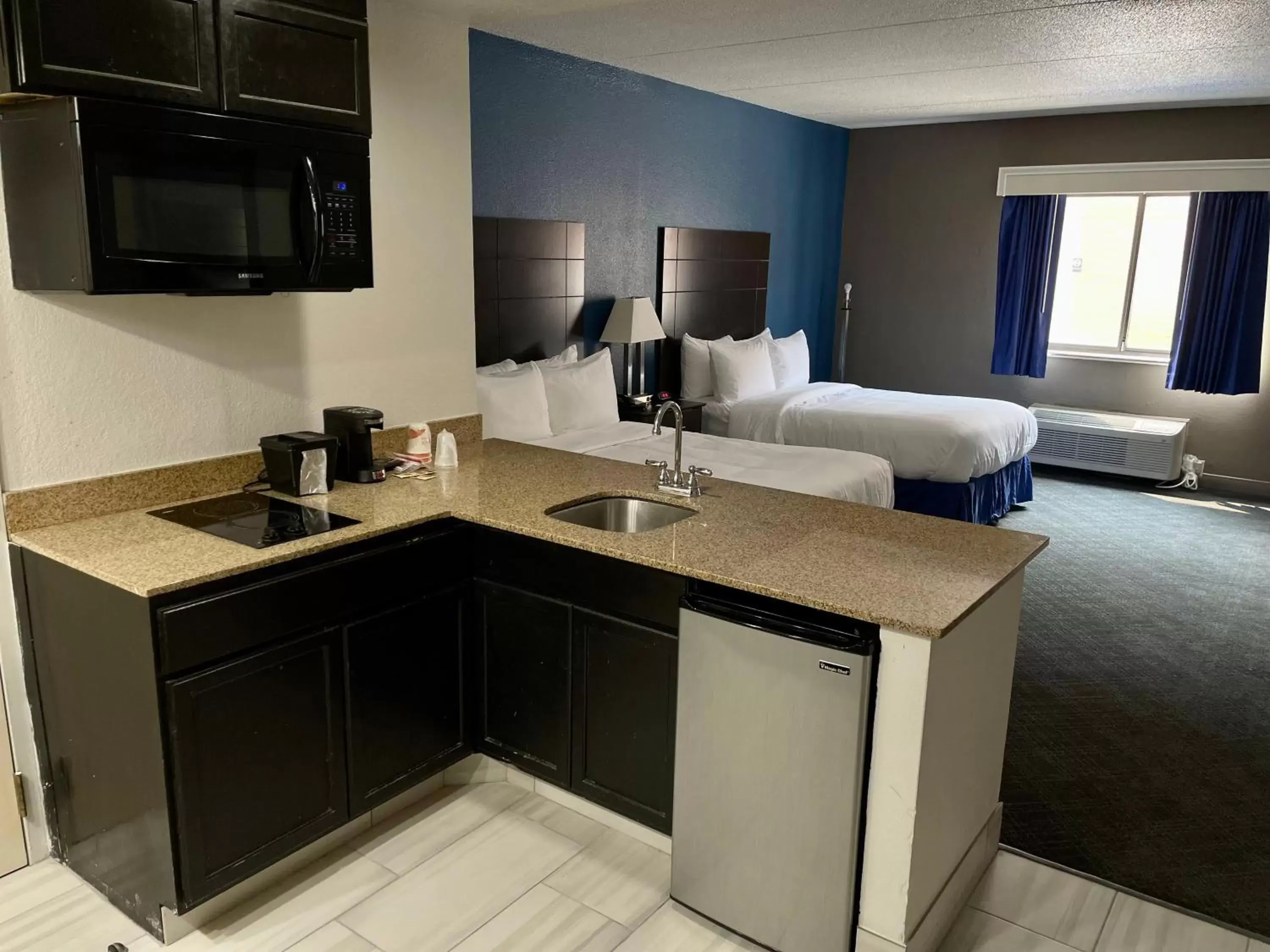 Kitchen or kitchenette, Kitchen/Kitchenette in Comfort Inn & Suites Mundelein-Vernon Hills