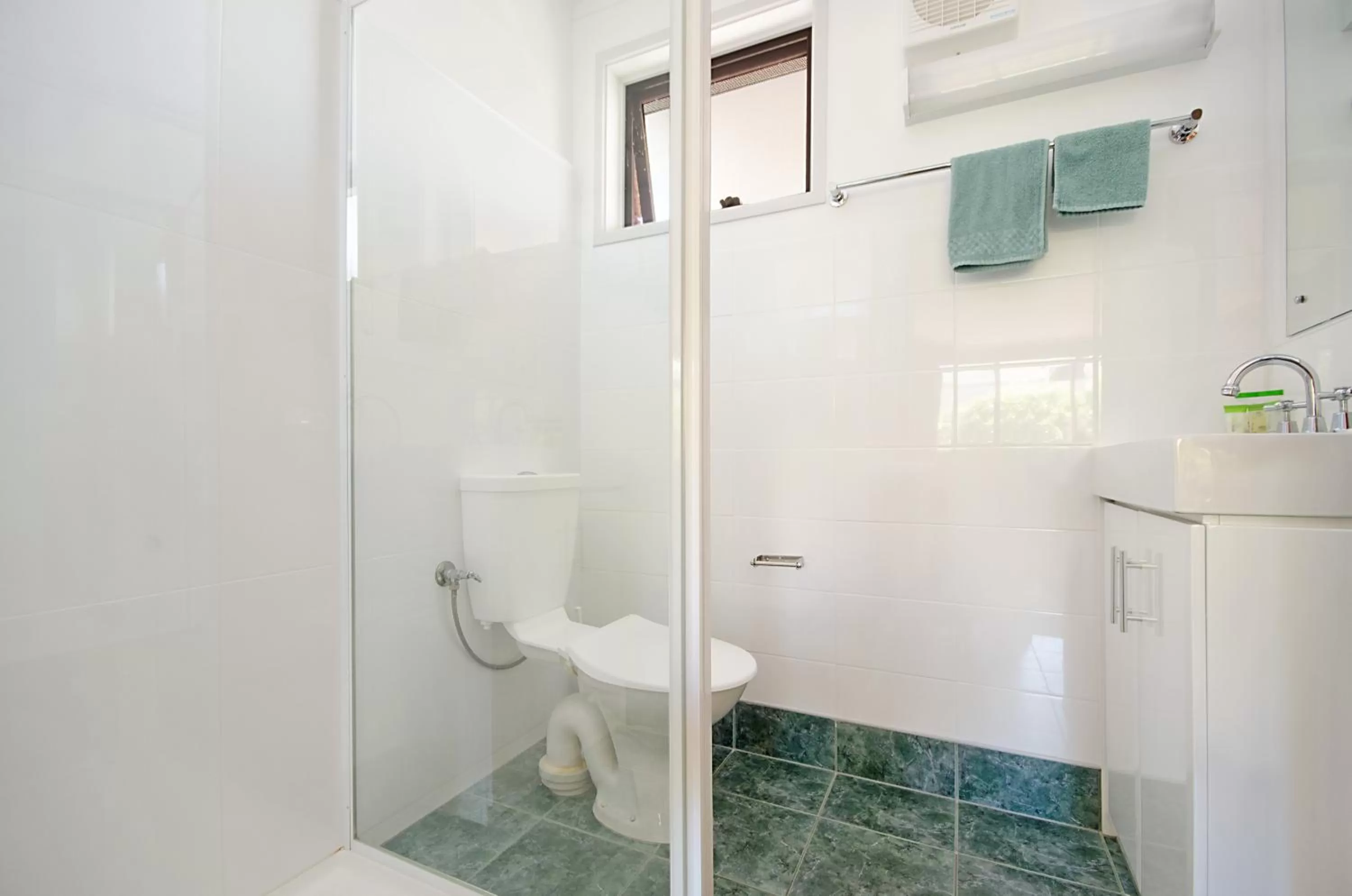 Bathroom in Whalers Rest Motor Inn