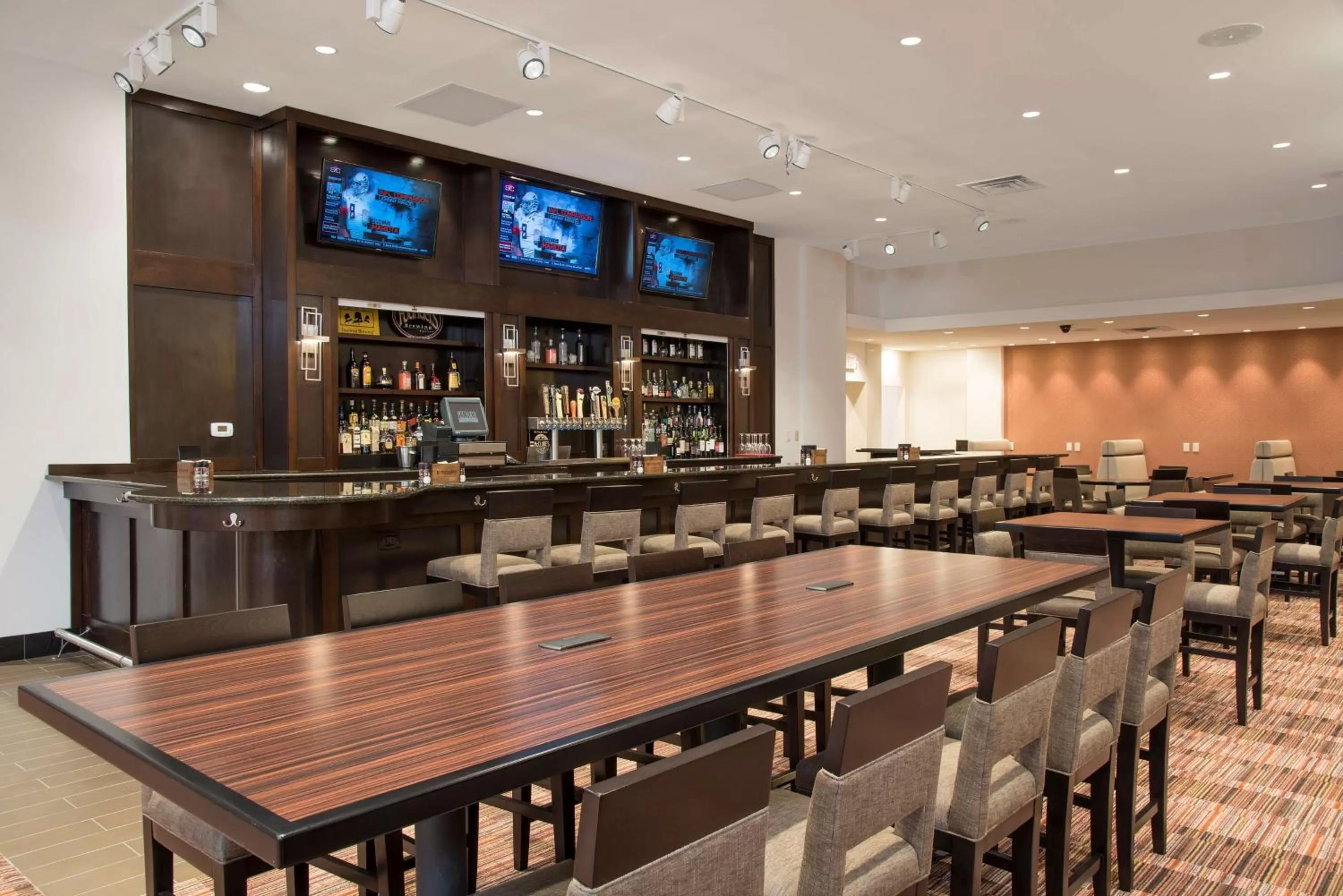 Lounge or bar in DoubleTree by Hilton Hotel Grand Rapids Airport