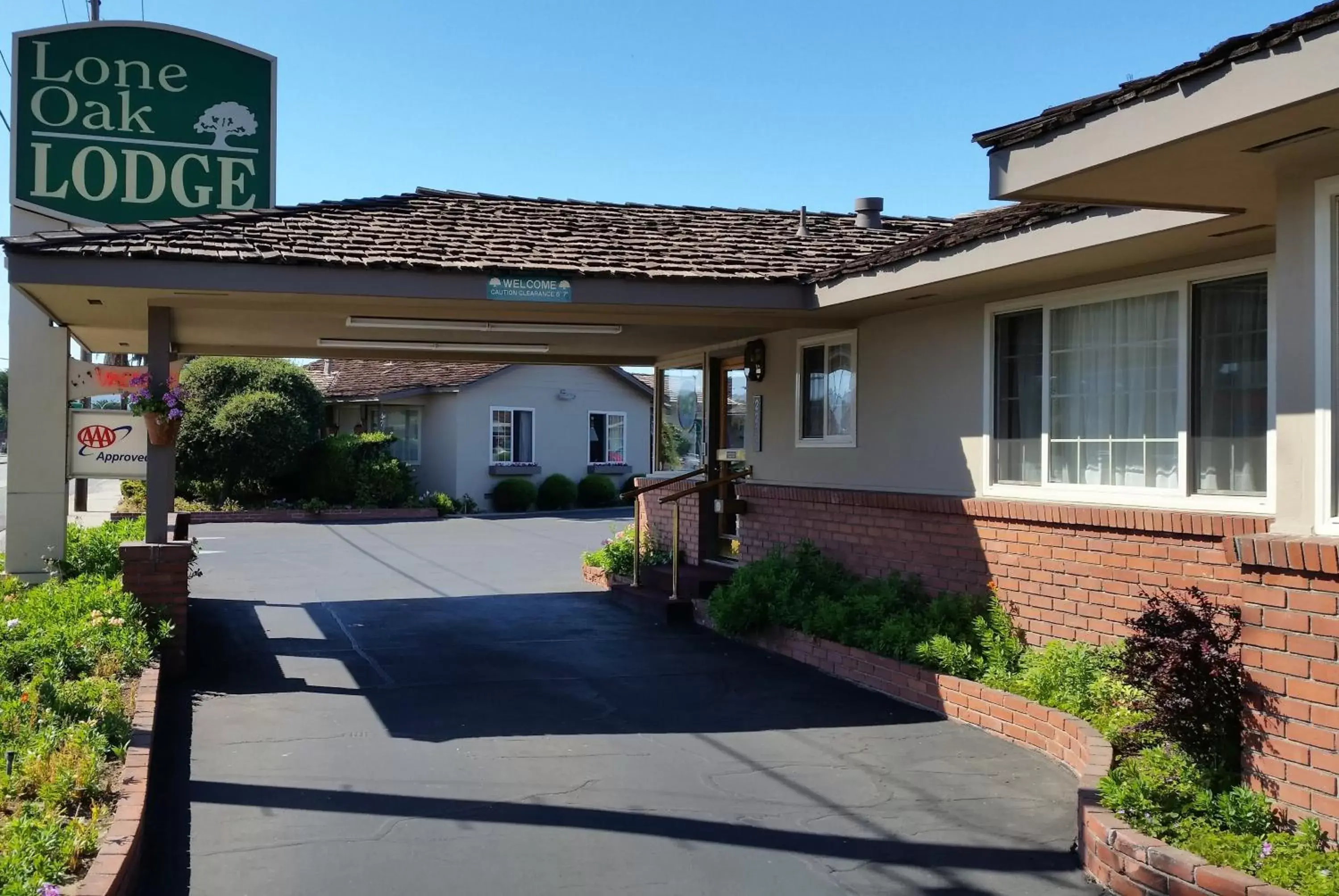 Facade/entrance in Lone Oak Lodge