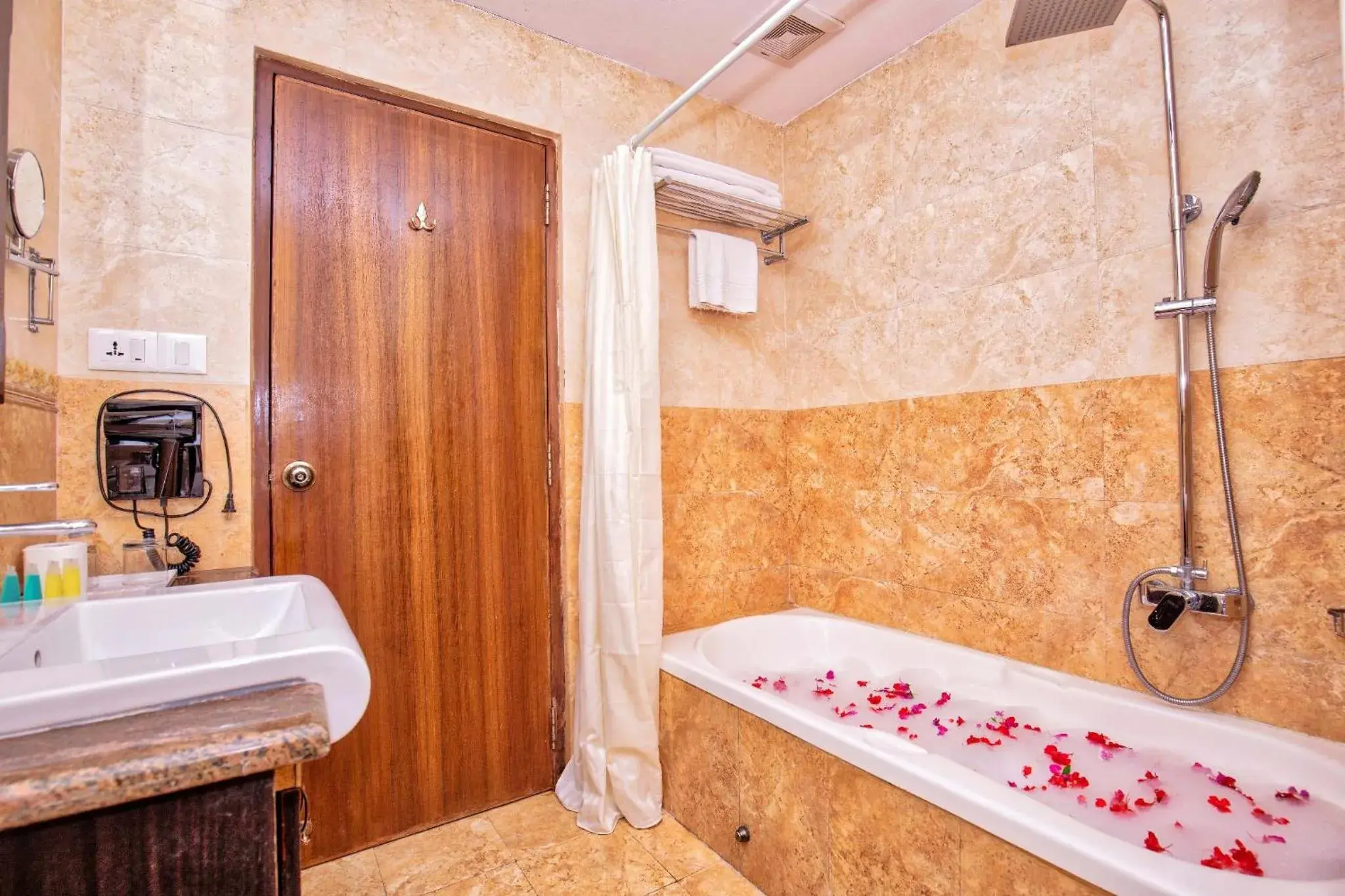 Bathroom in Da Yatra Courtyard Hotel