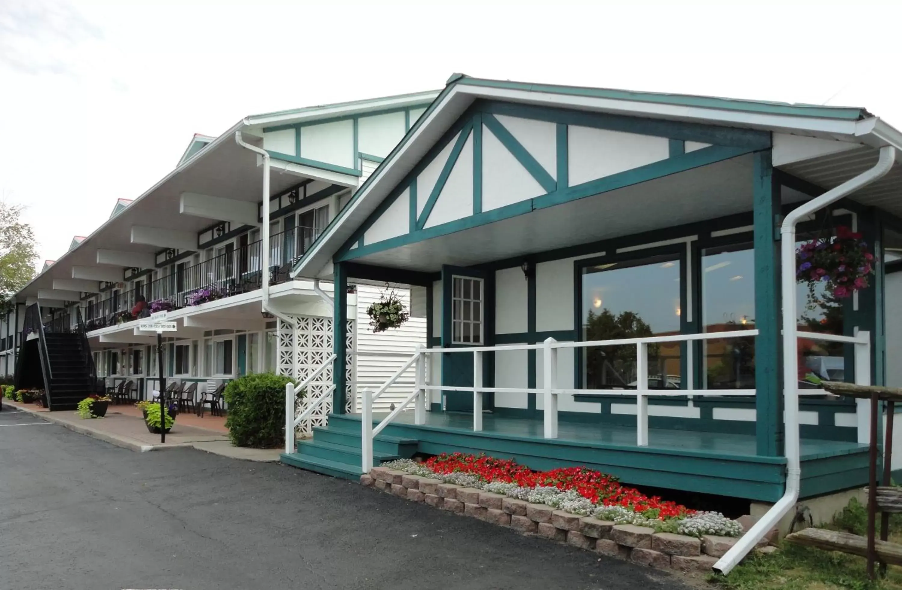 Facade/entrance in Super 8 by Wyndham Gananoque - Country Squire Resort Facade/entrance in Super 8 by Wyndham Gananoque - Country Squire Resort