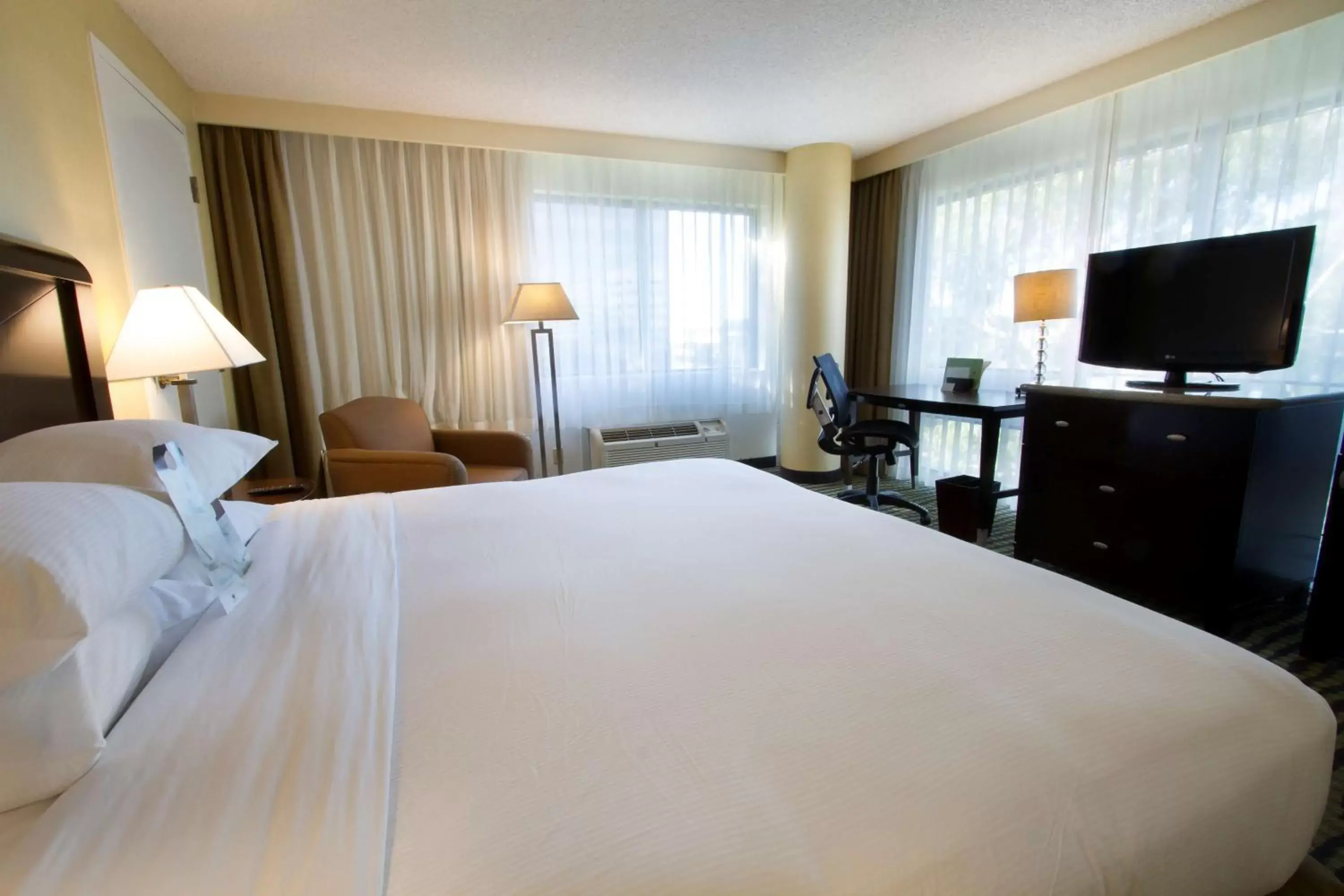 Bed in DoubleTree by Hilton Orange County Airport